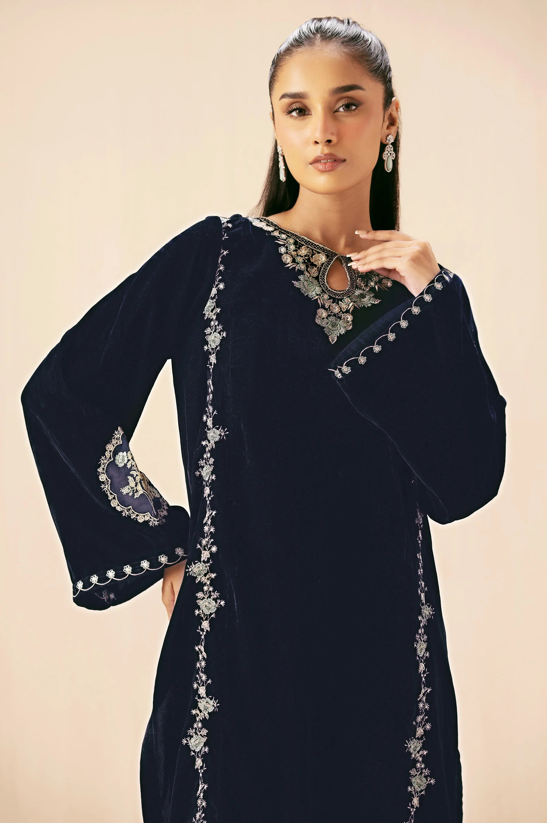 EMBROIDERED SUIT - Image 4