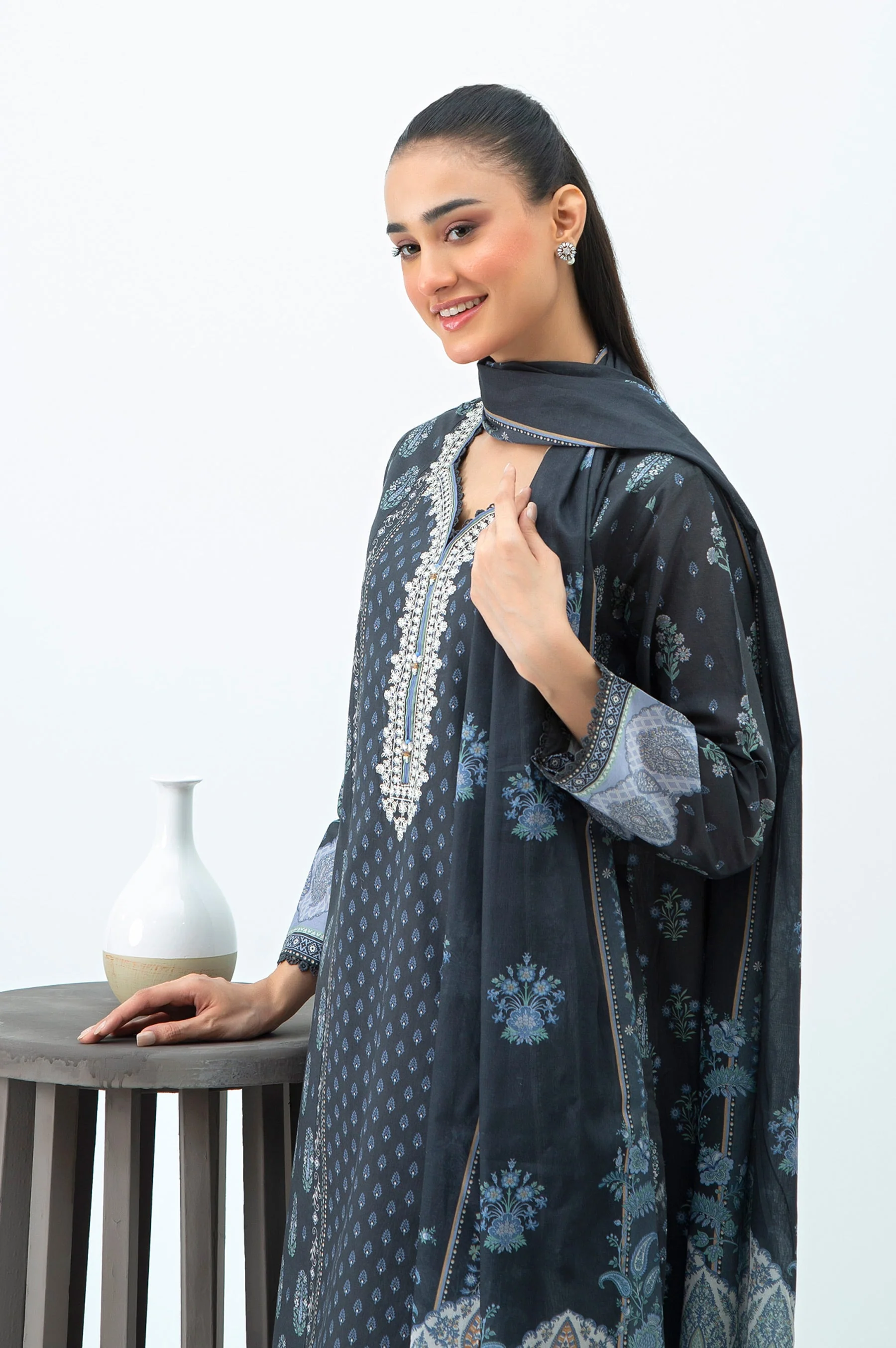 STITCHED EMBROIDERED LAWN SUIT (FACTORY E-OUTLET) - Image 7