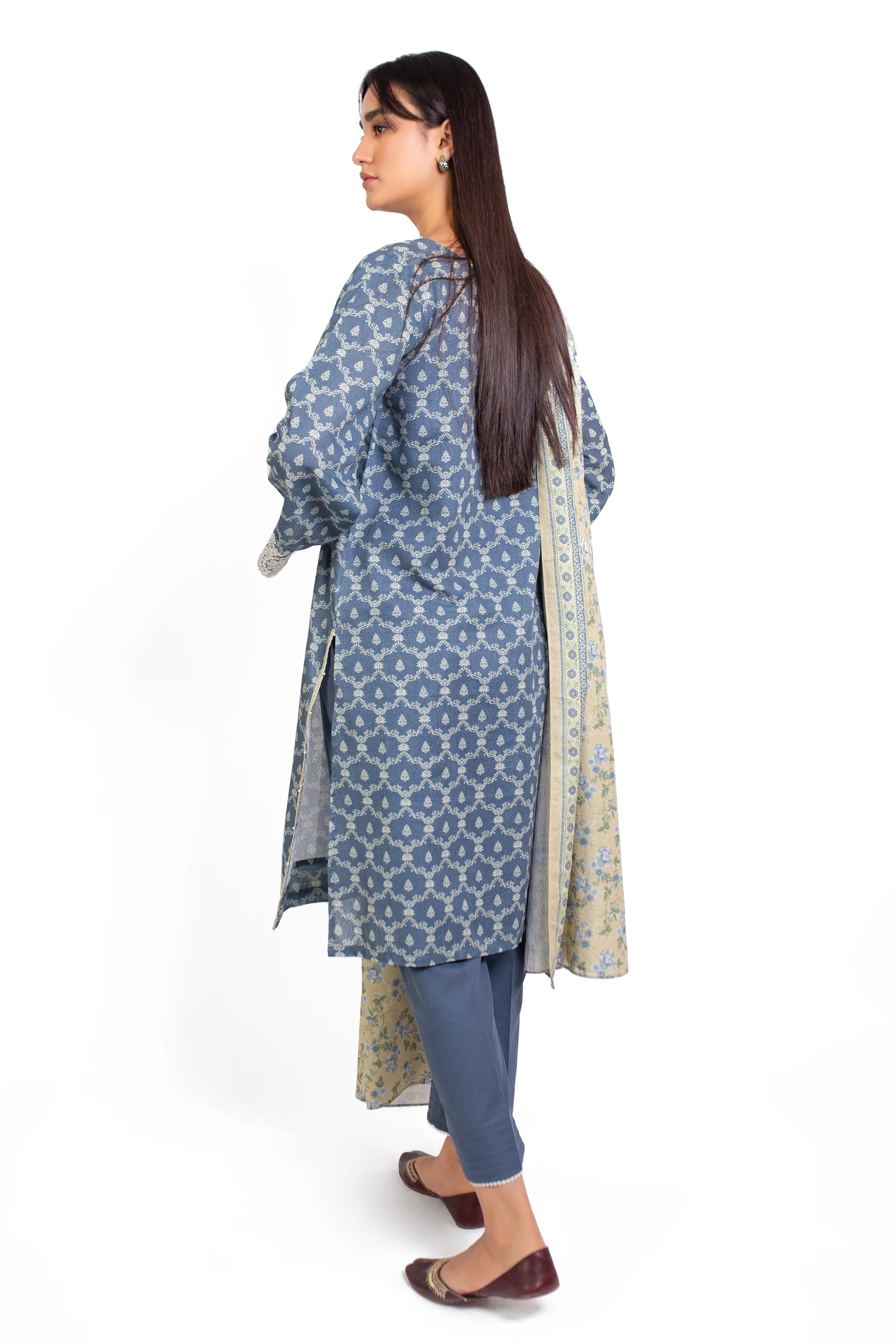 Stitched 3 Piece Embroidered Karandi Suit - Image 4