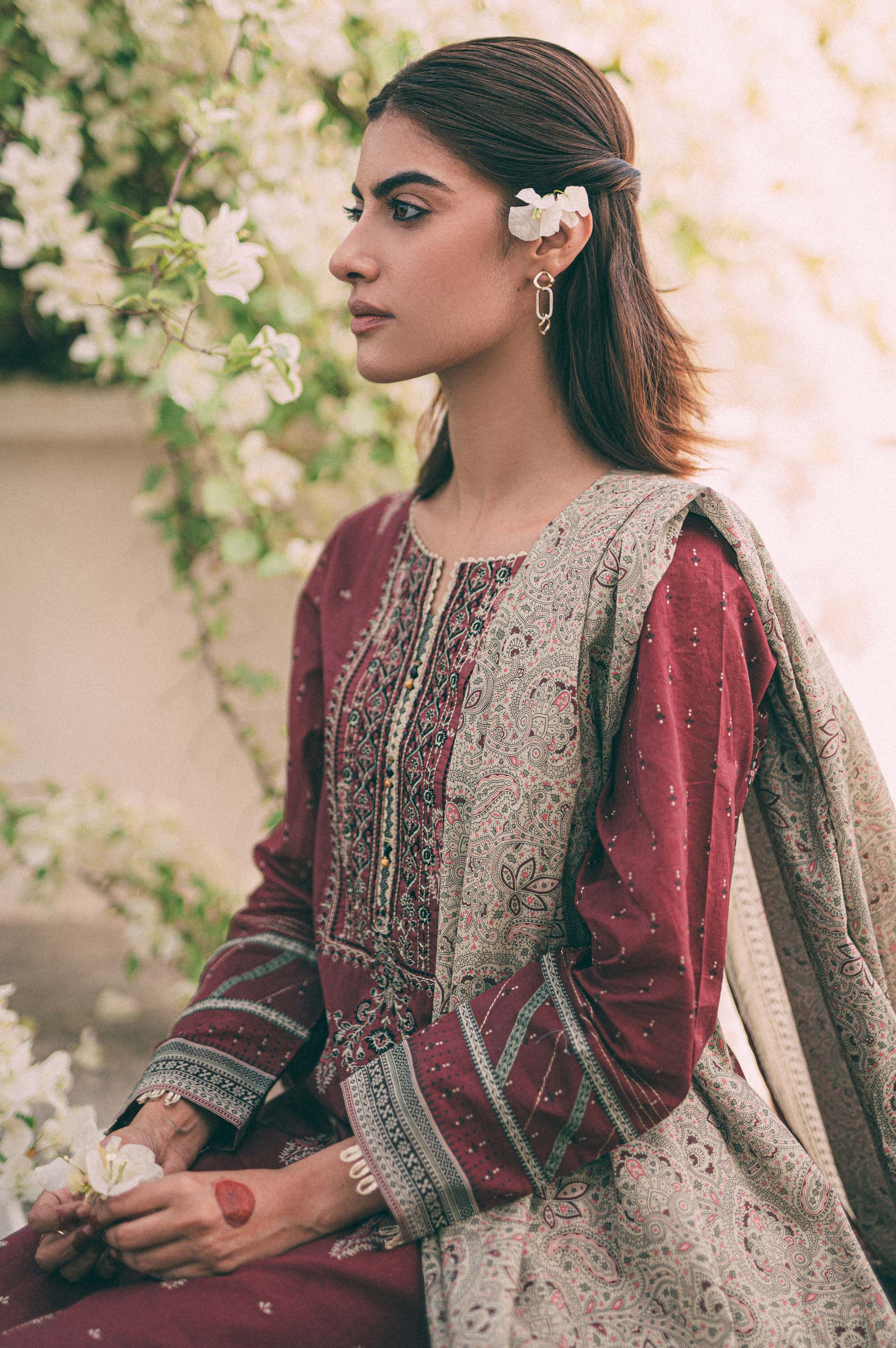 Stitched 3 Piece Embroidered Slub Lawn Suit - Image 4
