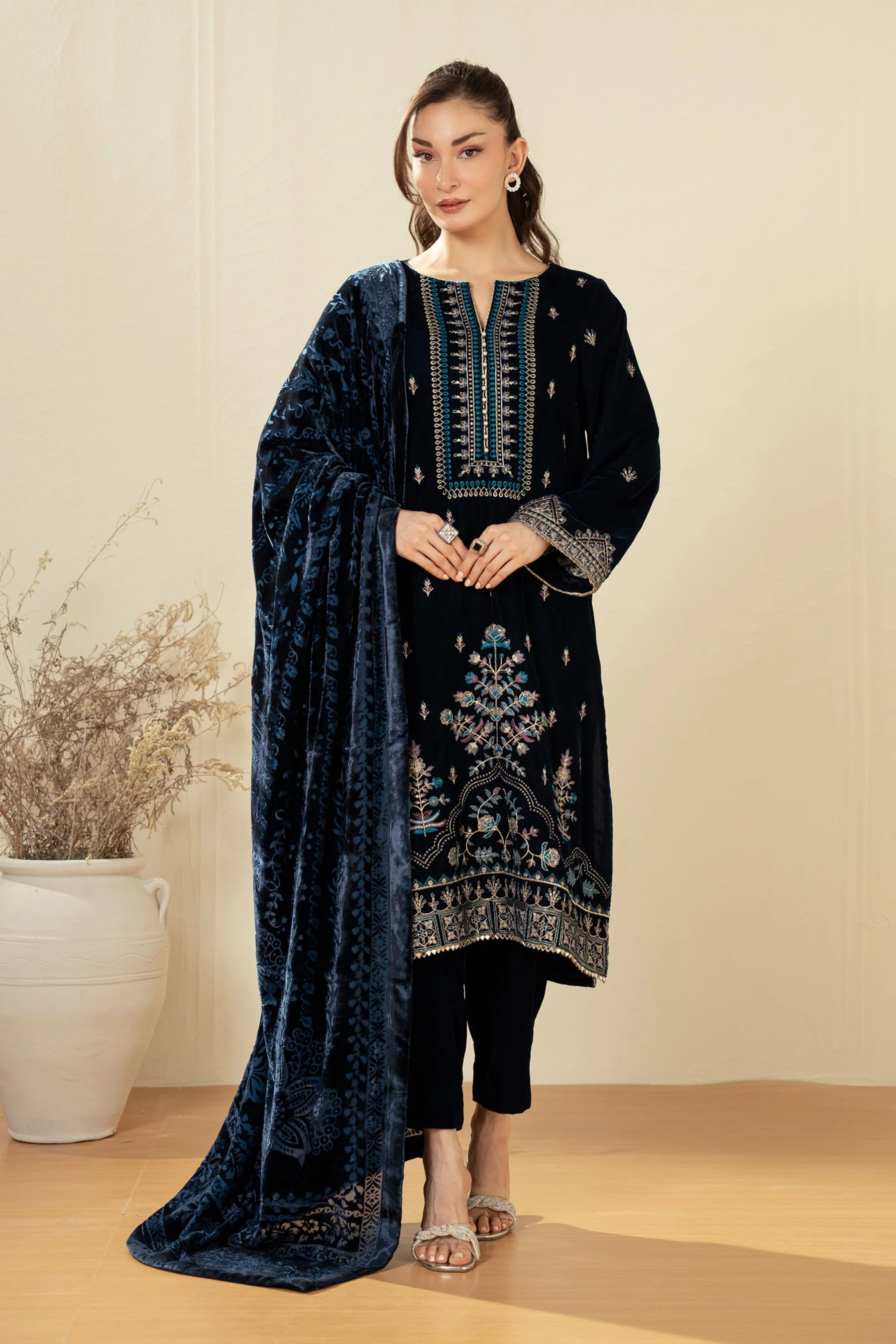 EMBROIDERED VELVET SUIT (FACTORY E-OUTLET)