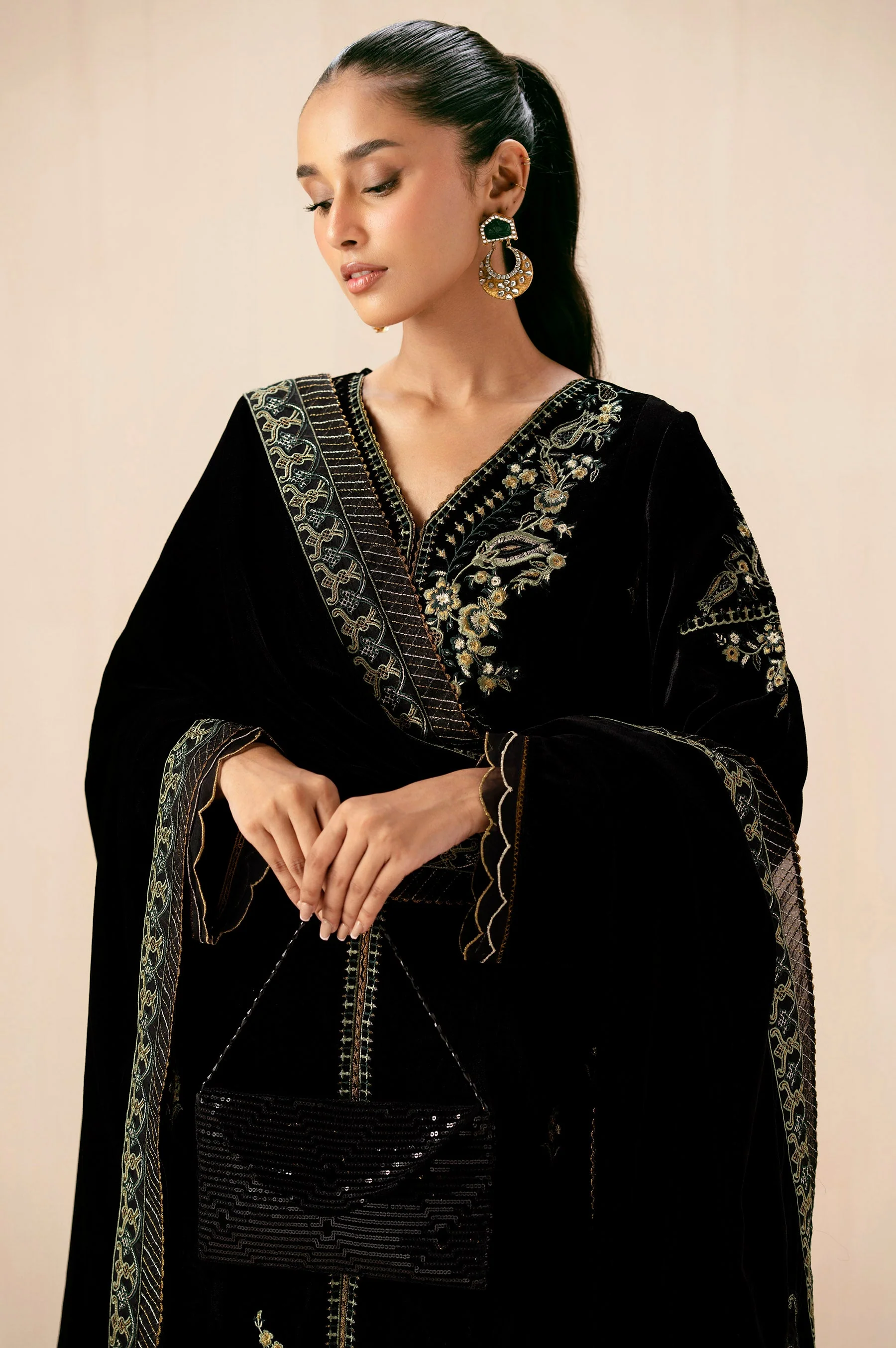 EMBROIDERED VELVET SUIT - Image 6