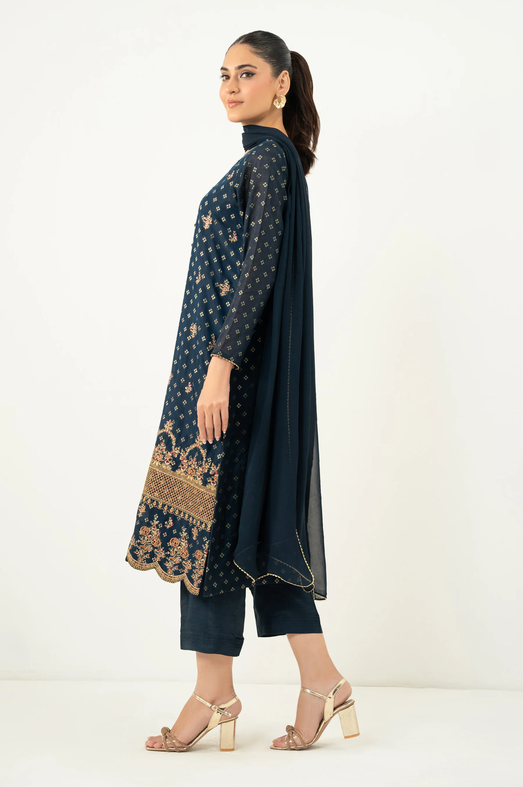 EMBROIDERED SUIT - Image 4