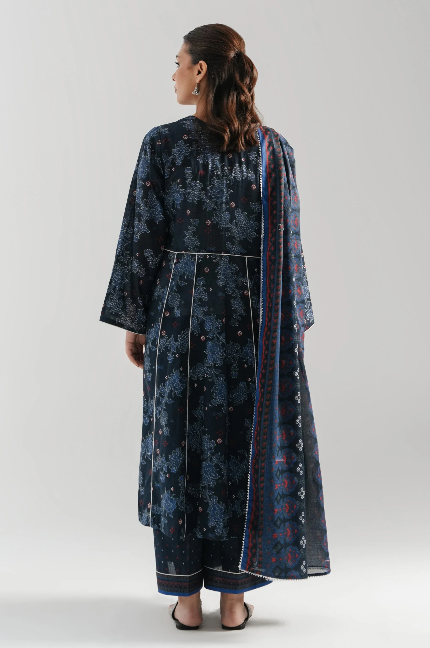 STITCHED PRINTED LAWN 3 PIECE SUIT - Image 10