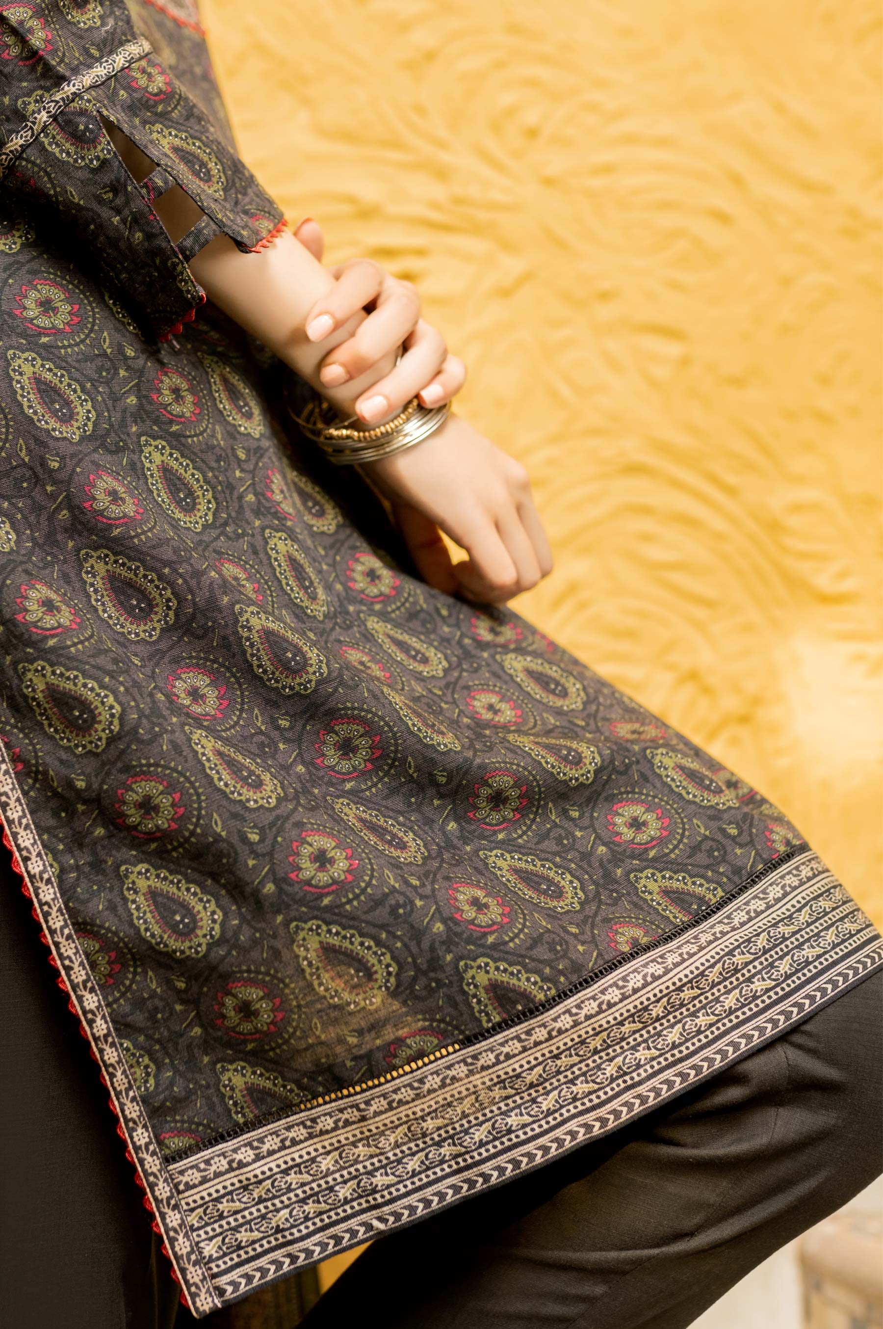 Stitched 3 Piece Printed Khaddar Suit - Image 4