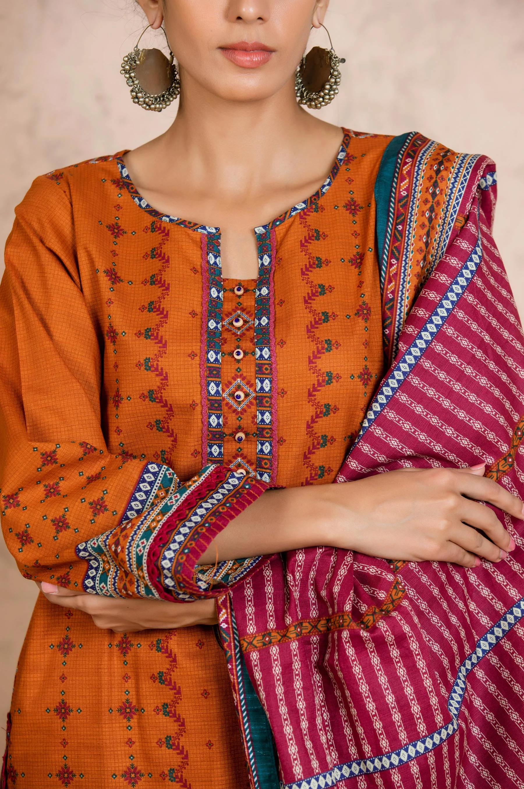Stitched 3 Piece Printed Khaddar Suit - Image 5