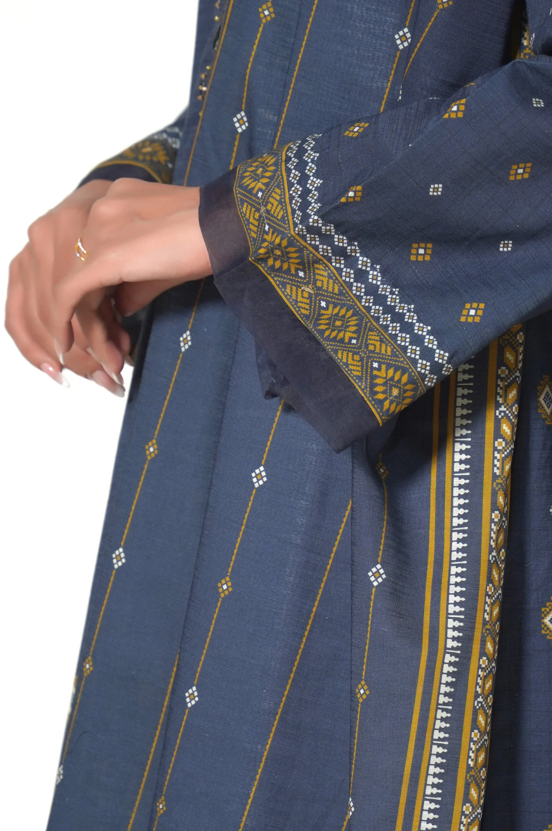 Stitched 3 Piece Printed Khaddar Suit - Image 5