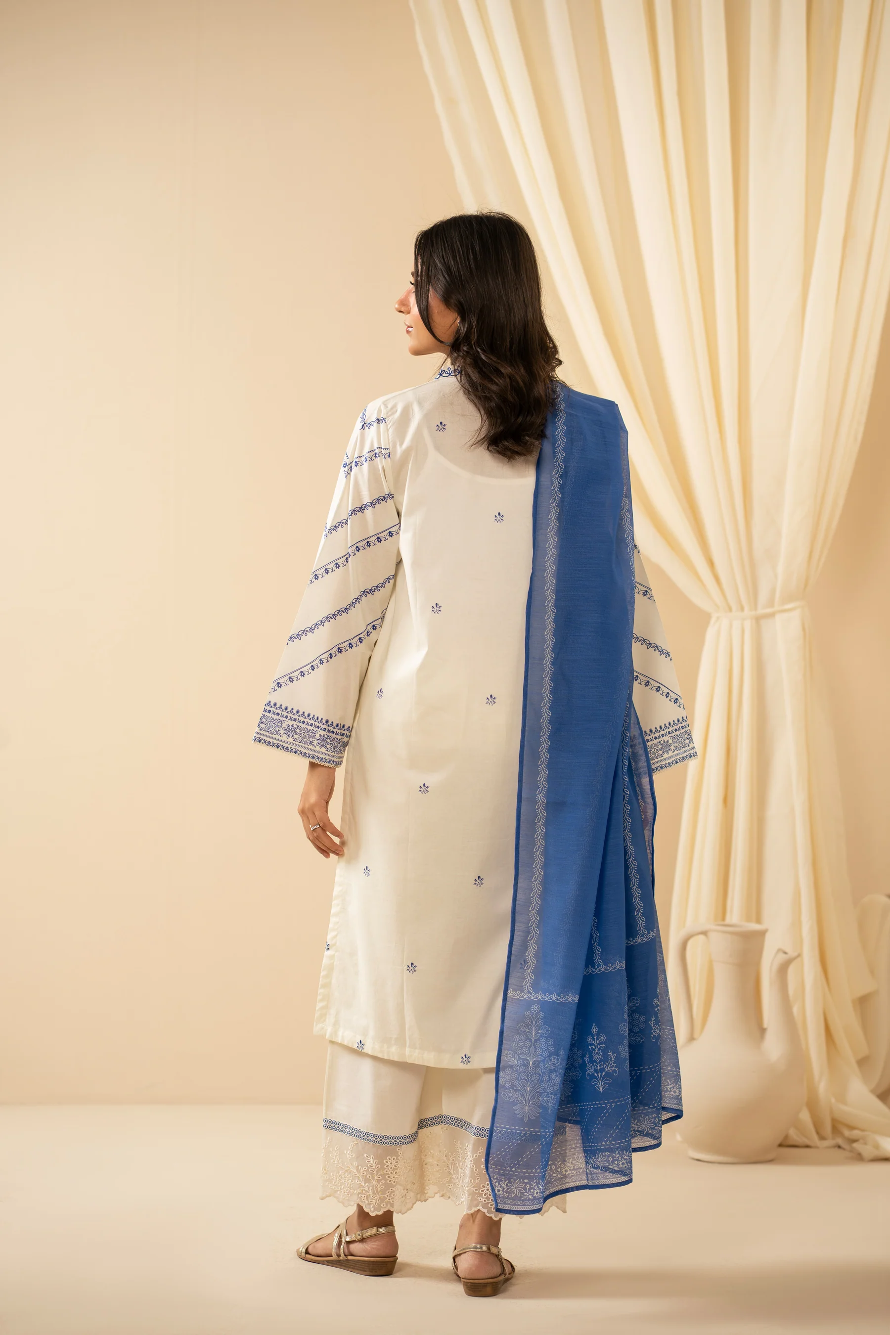 PRINTED CAMBRIC STITCHED 3 PIECE SUIT - Image 4