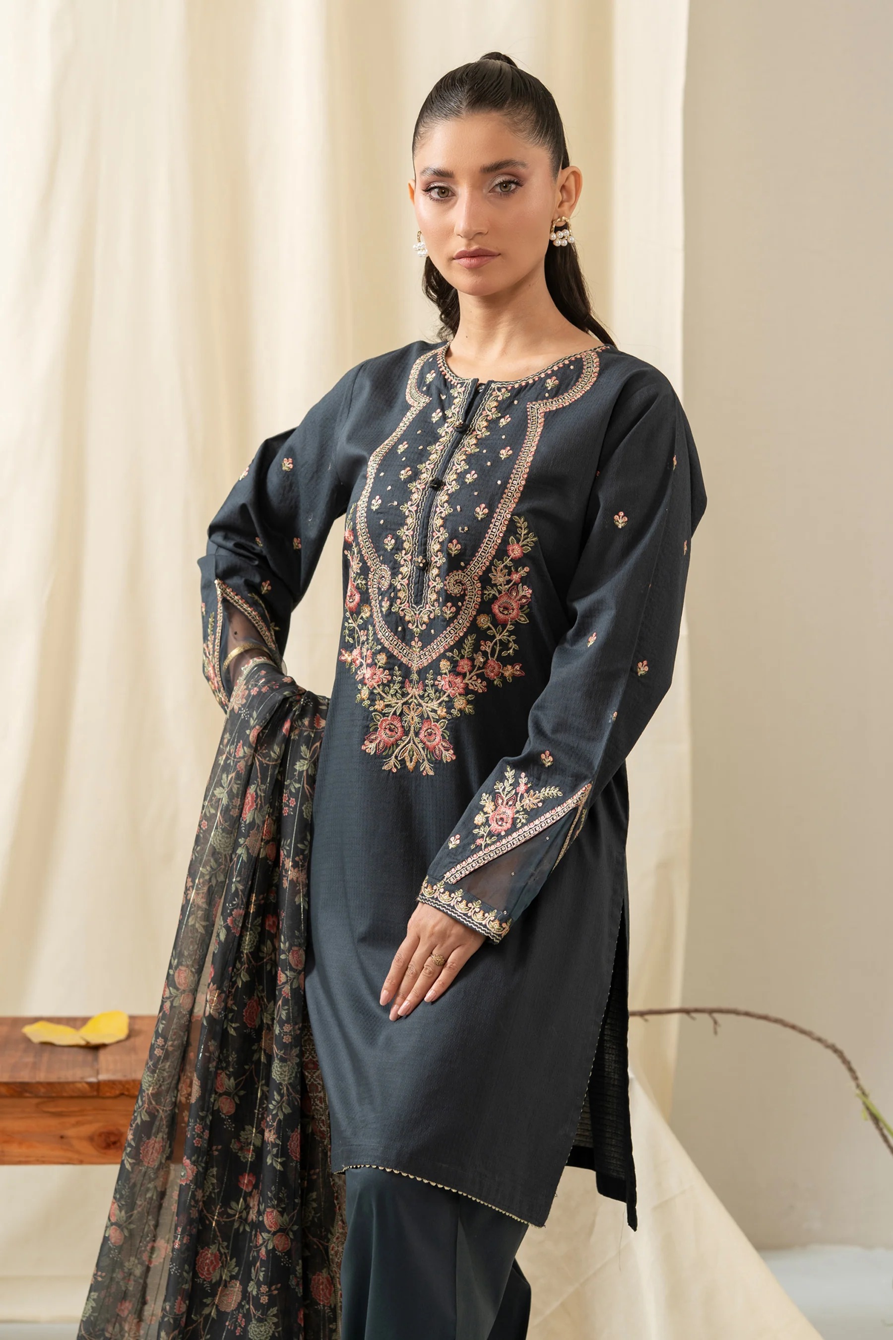 STITCHED EMBROIDERED DOBBY SUIT - Image 5