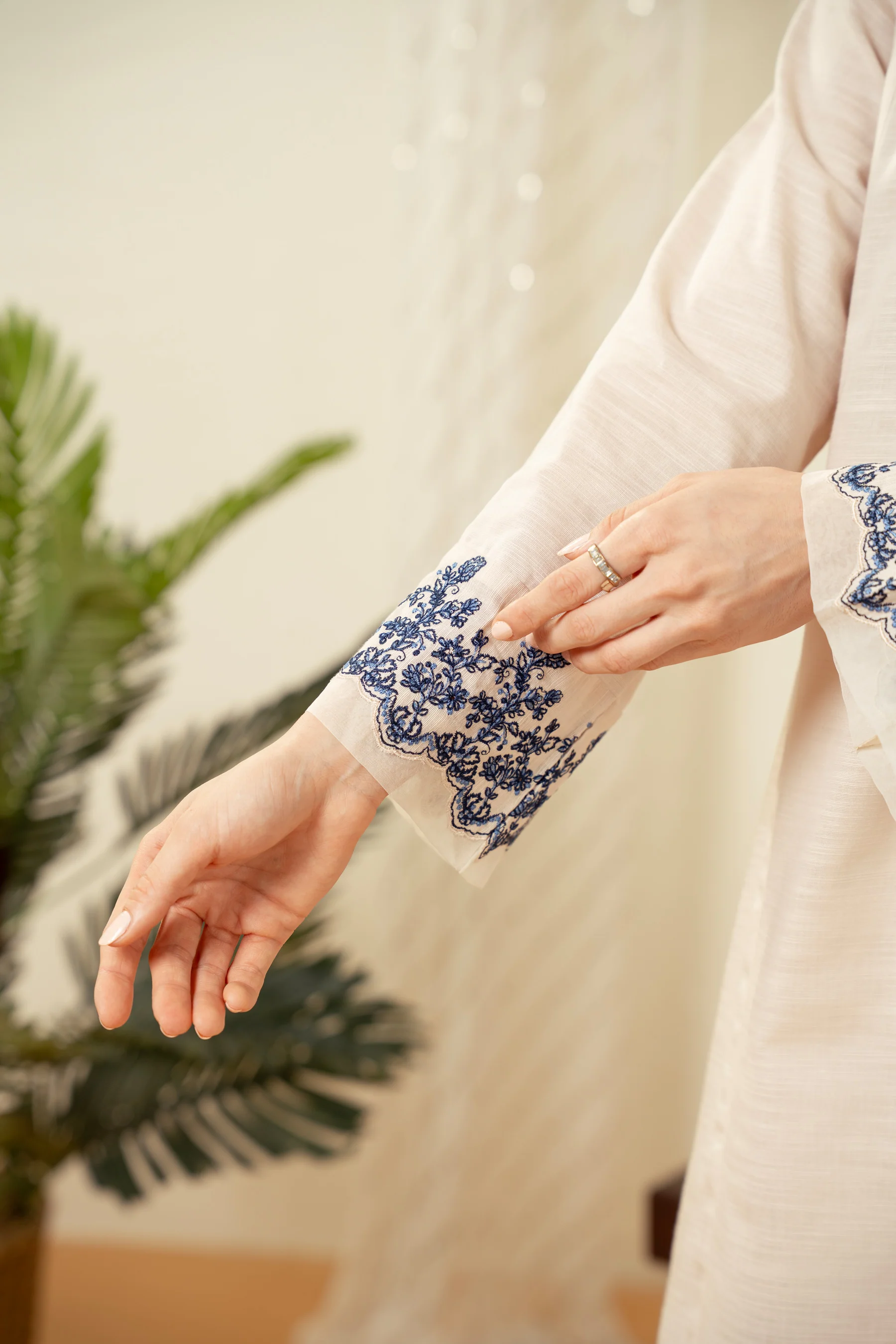 EMBROIDERED SUIT - Image 3
