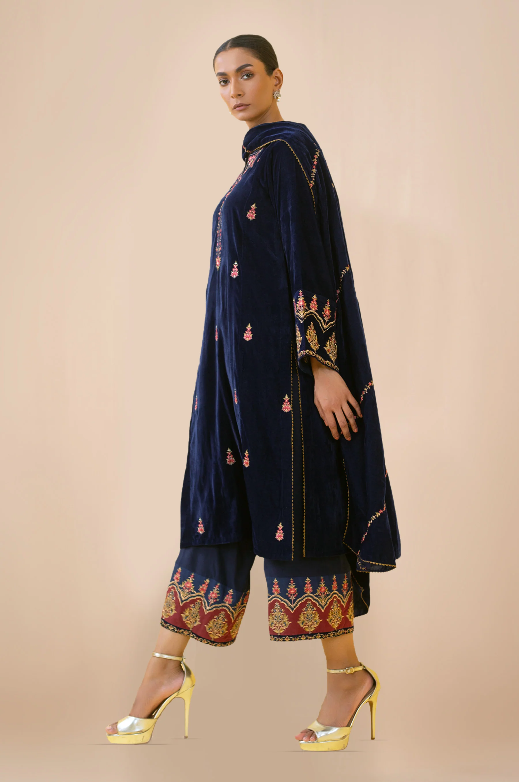 EMBROIDERED VELVET SUIT - Image 4