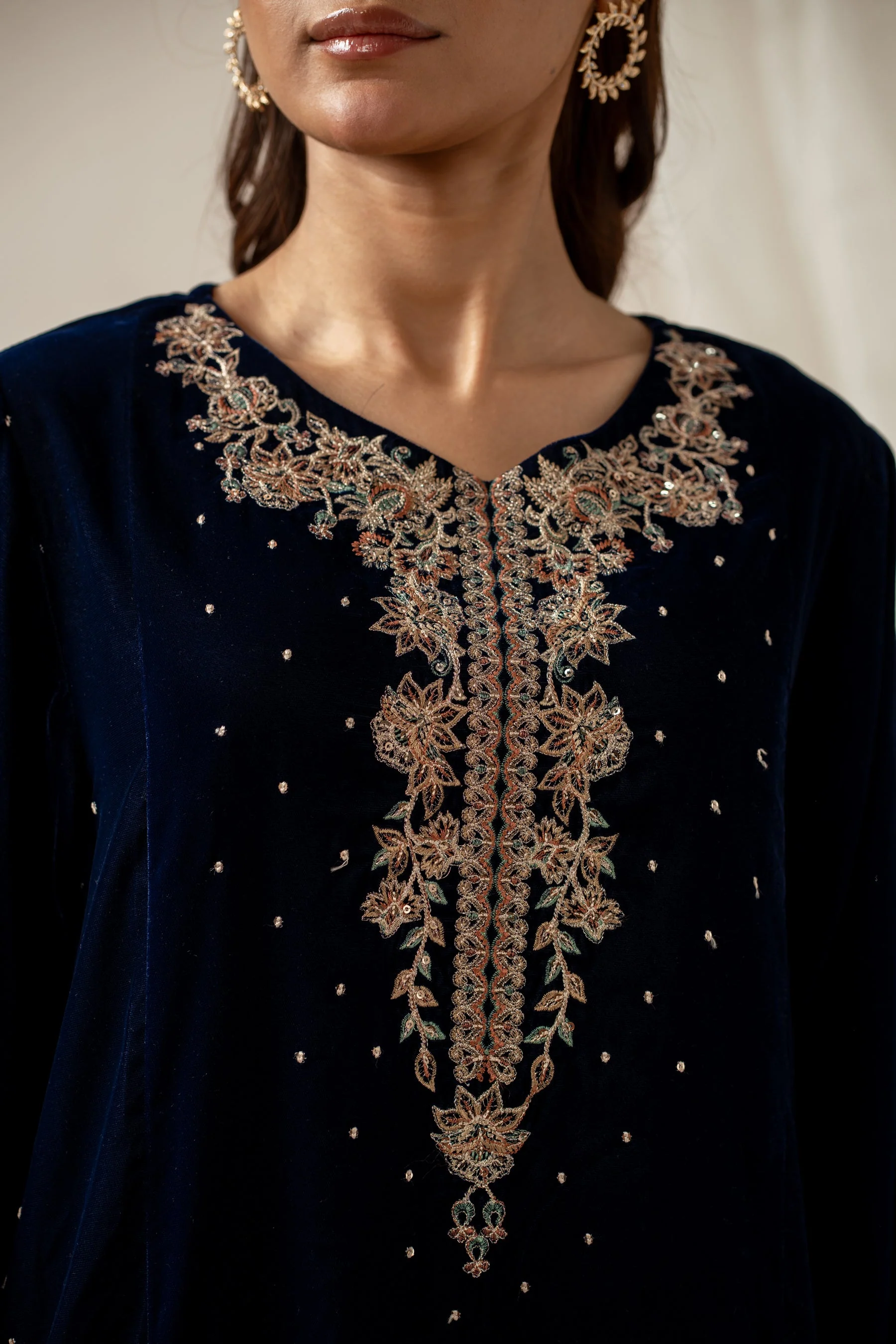 STITCHED EMBROIDERED VELVET SUIT (FACTORY E-OUTLET) - Image 5