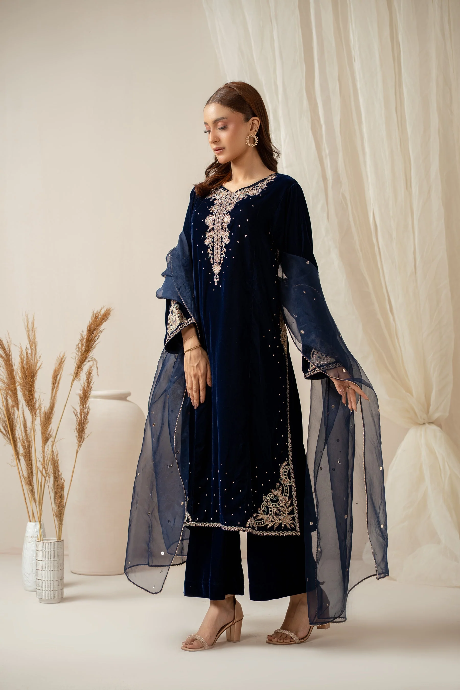 STITCHED EMBROIDERED VELVET SUIT (FACTORY E-OUTLET) - Image 6