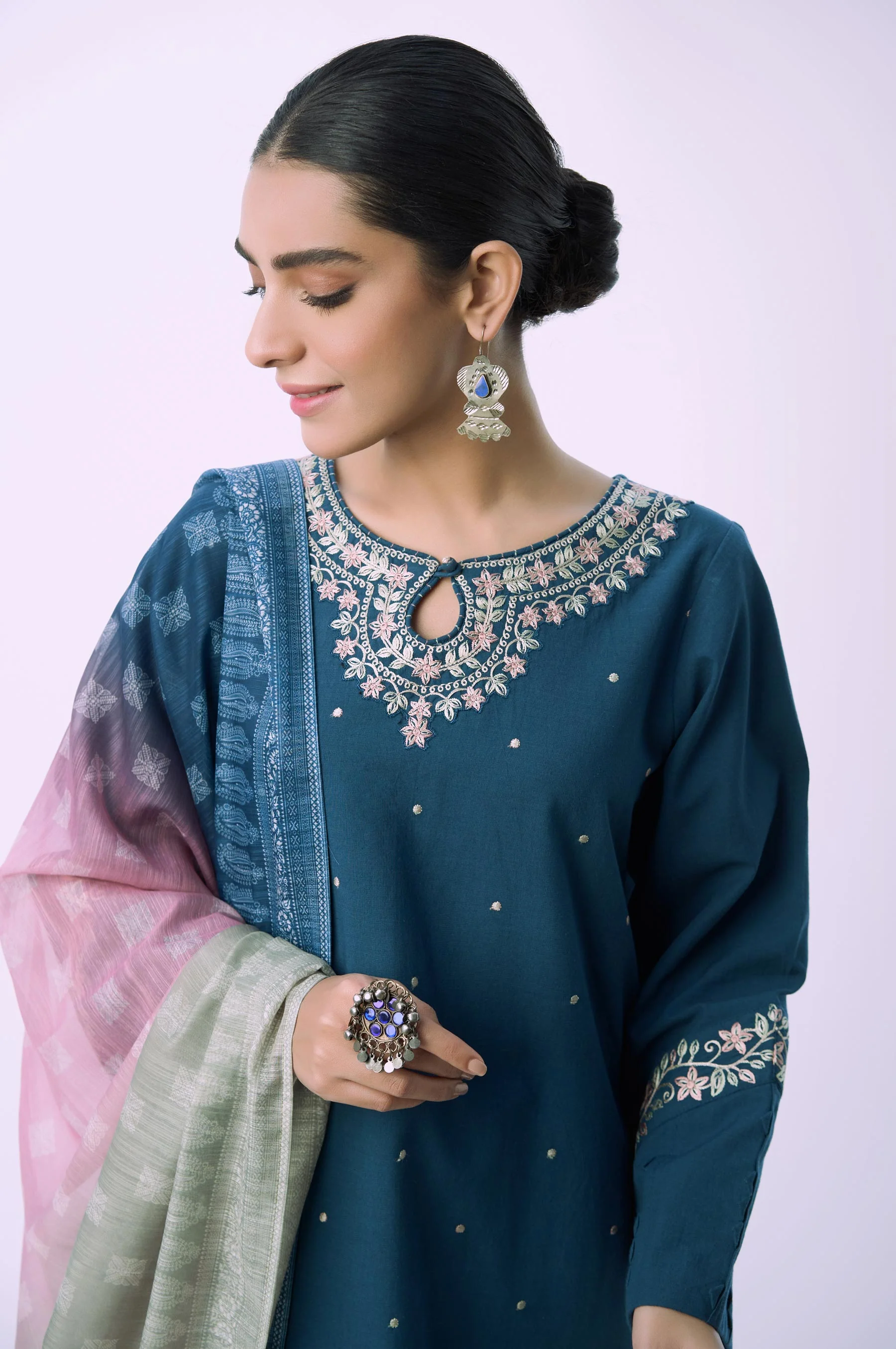 Unstitched 3 Piece Embroidered Slub Suit - Image 5