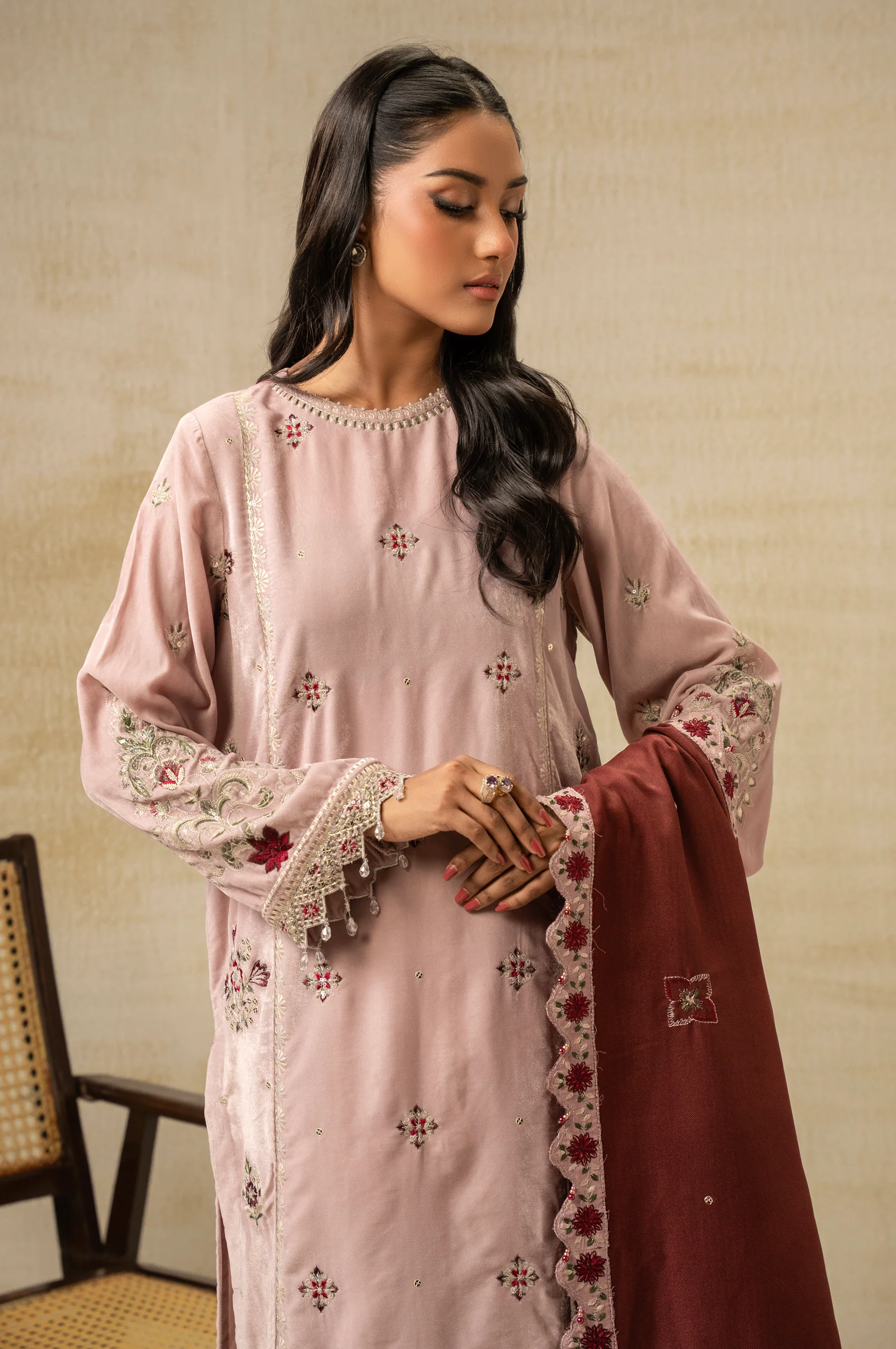 UNSTITCHED EMBROIDERED VELVET SUIT - Image 2