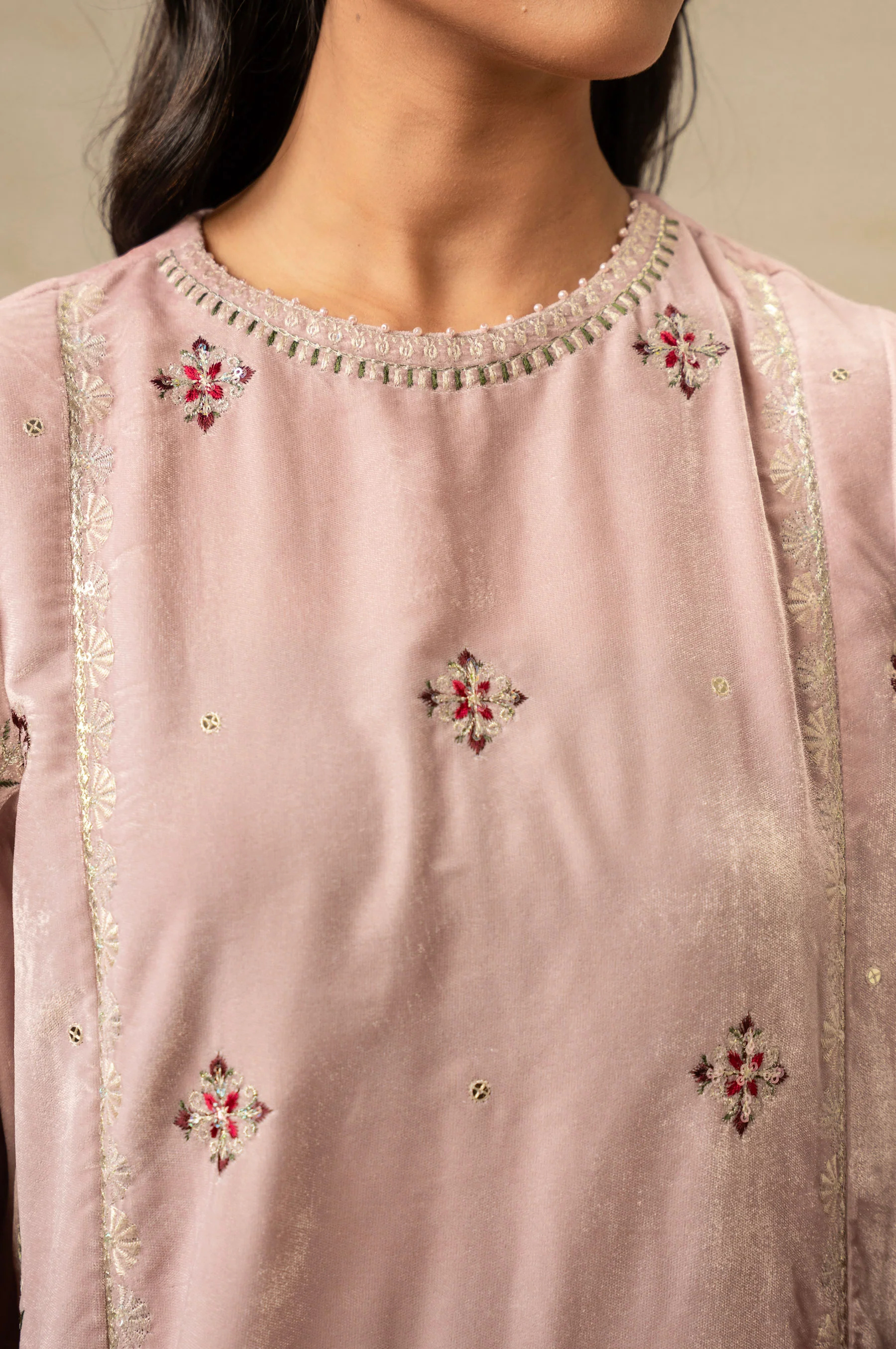 UNSTITCHED EMBROIDERED VELVET SUIT - Image 3