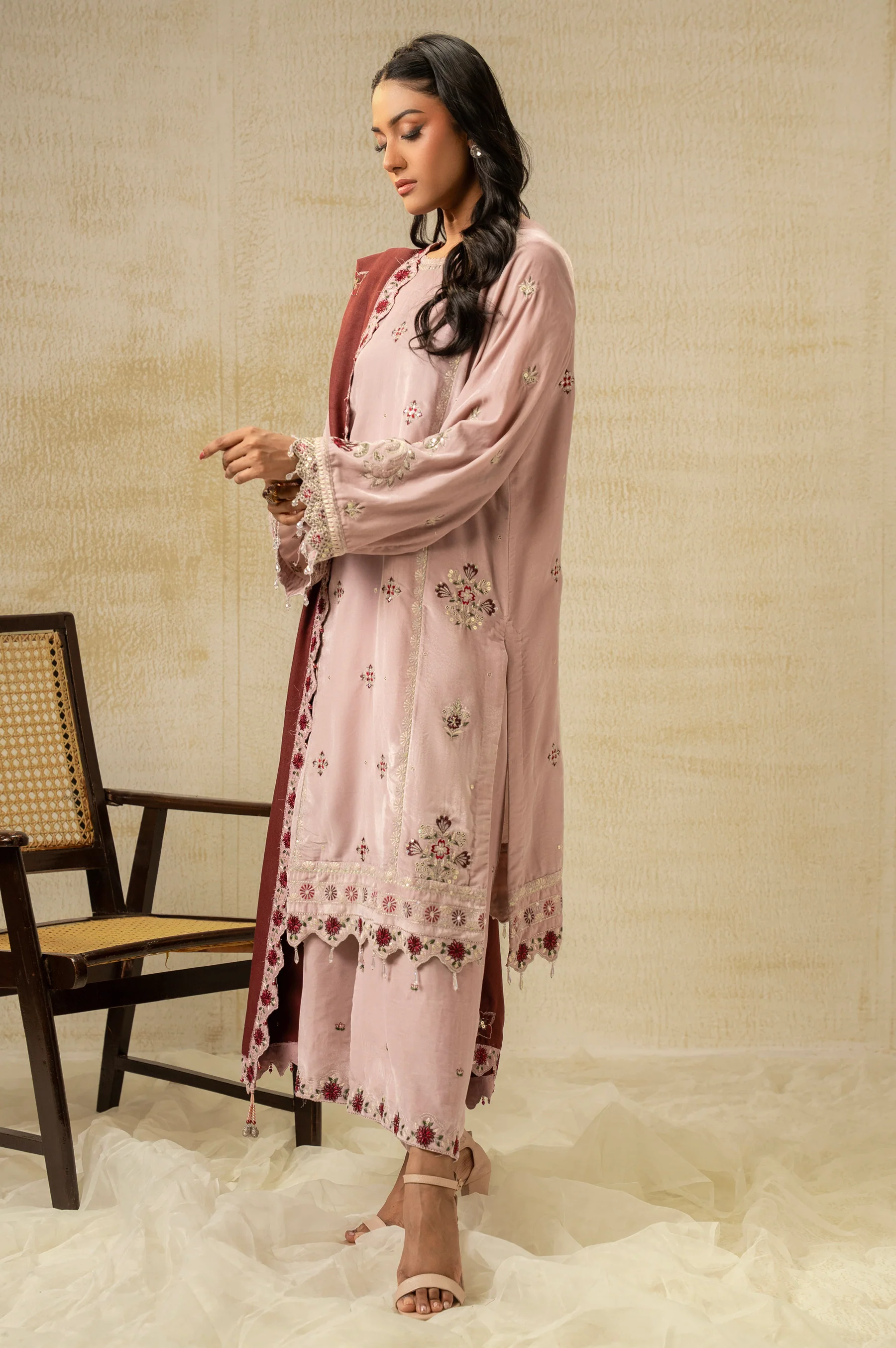 UNSTITCHED EMBROIDERED VELVET SUIT - Image 5
