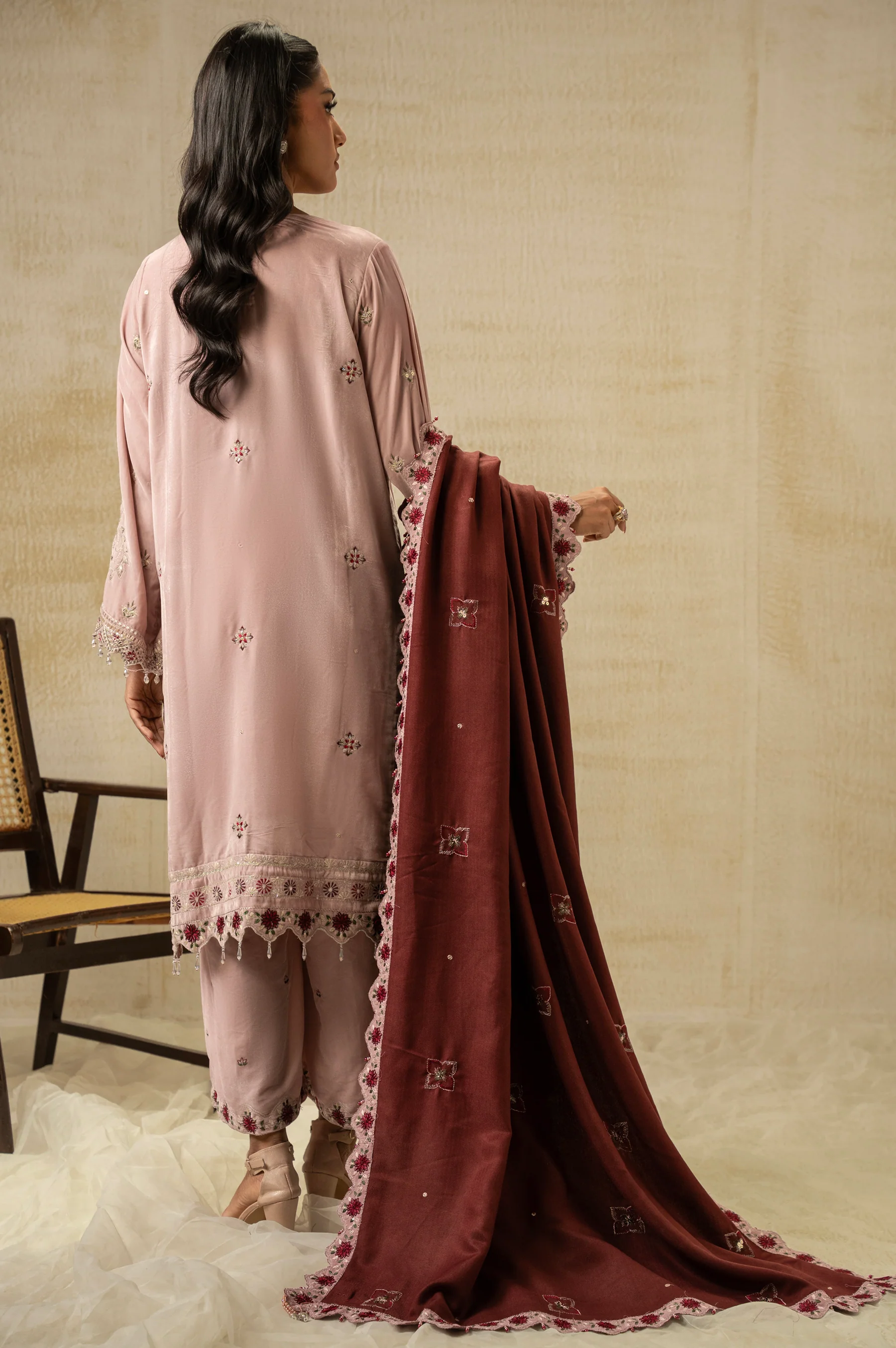UNSTITCHED EMBROIDERED VELVET SUIT - Image 6