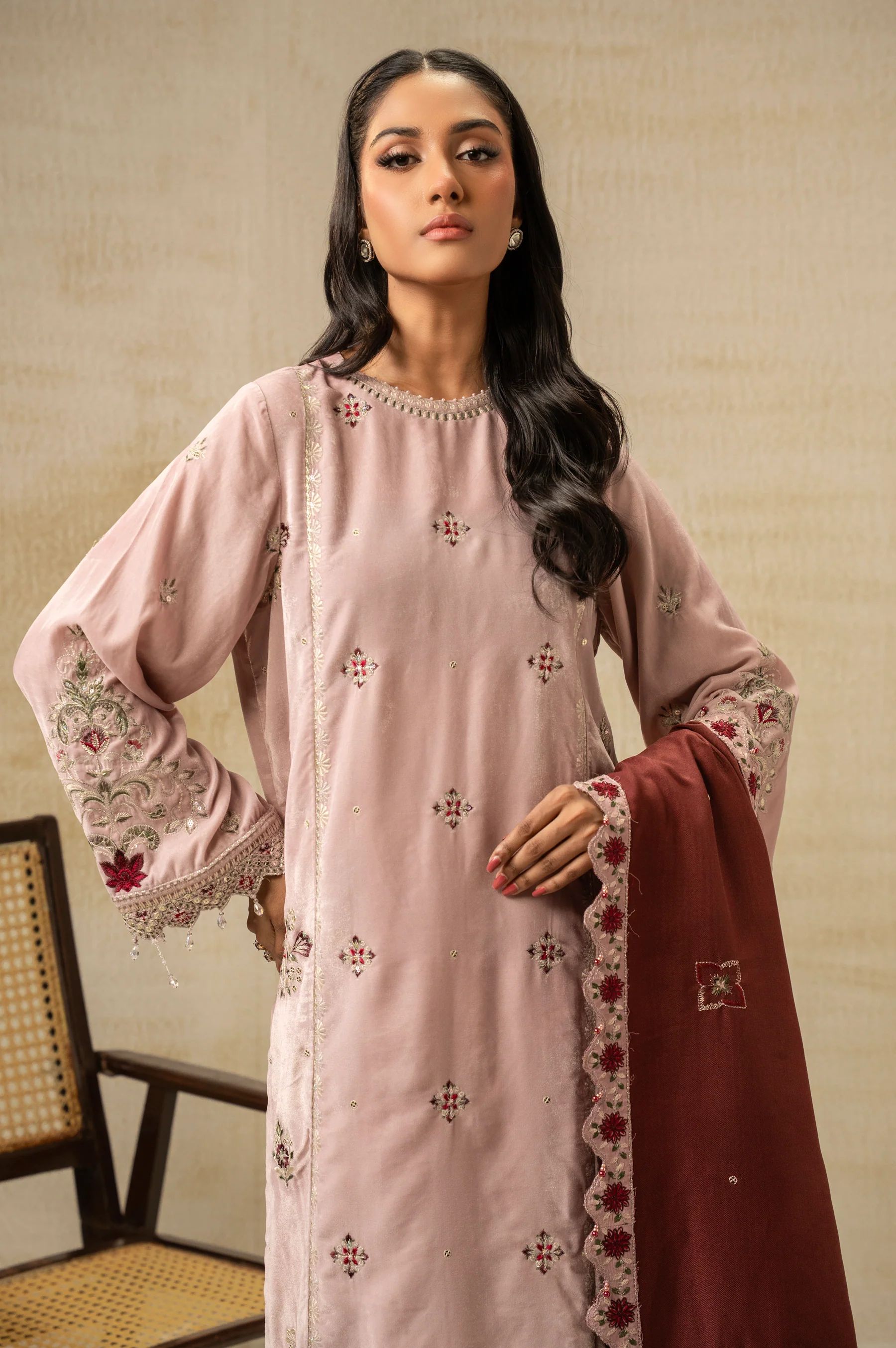 UNSTITCHED EMBROIDERED VELVET SUIT - Image 7