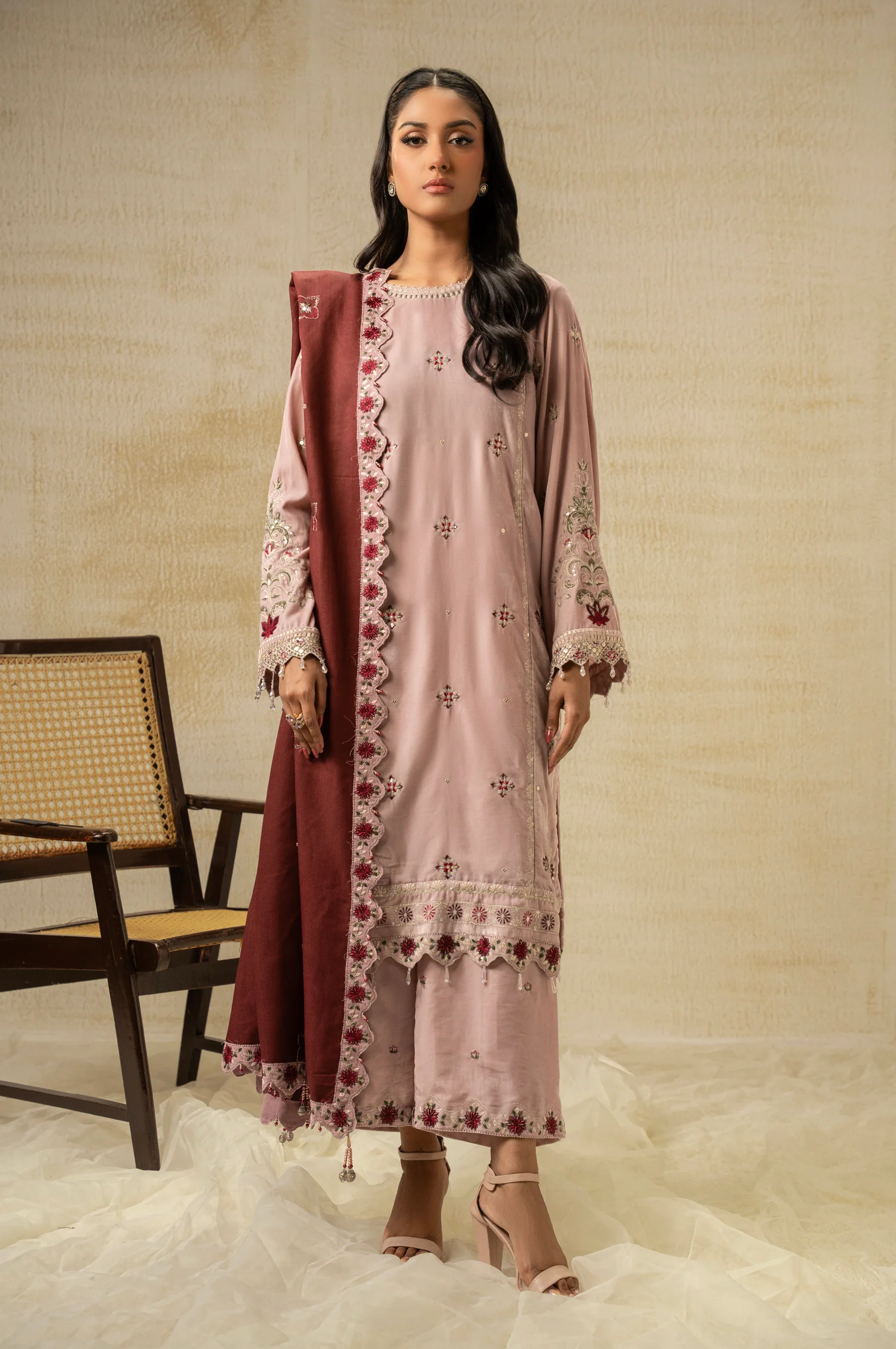 UNSTITCHED EMBROIDERED VELVET SUIT - Image 9