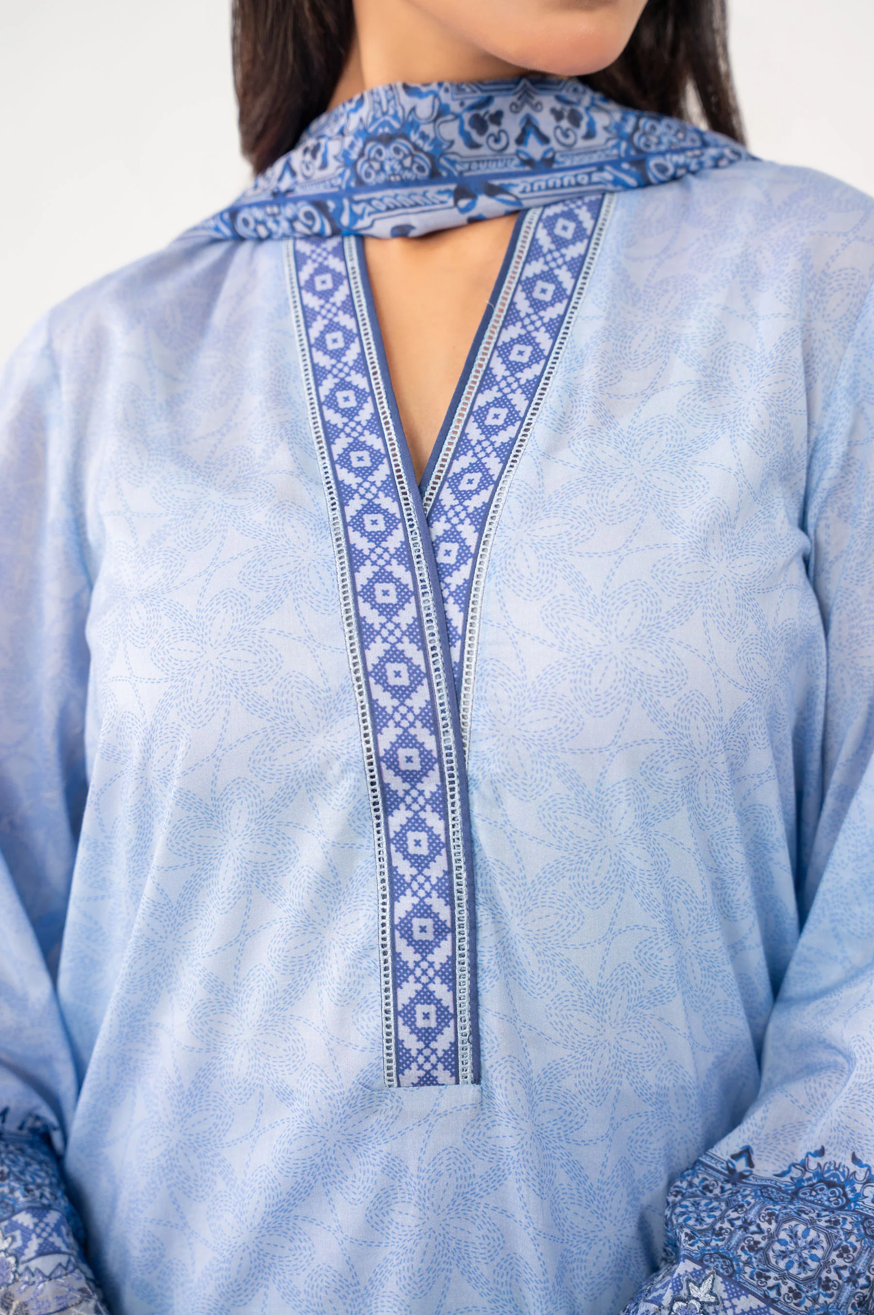 UNSTITCHED EMBROIDERED SUIT - Image 3