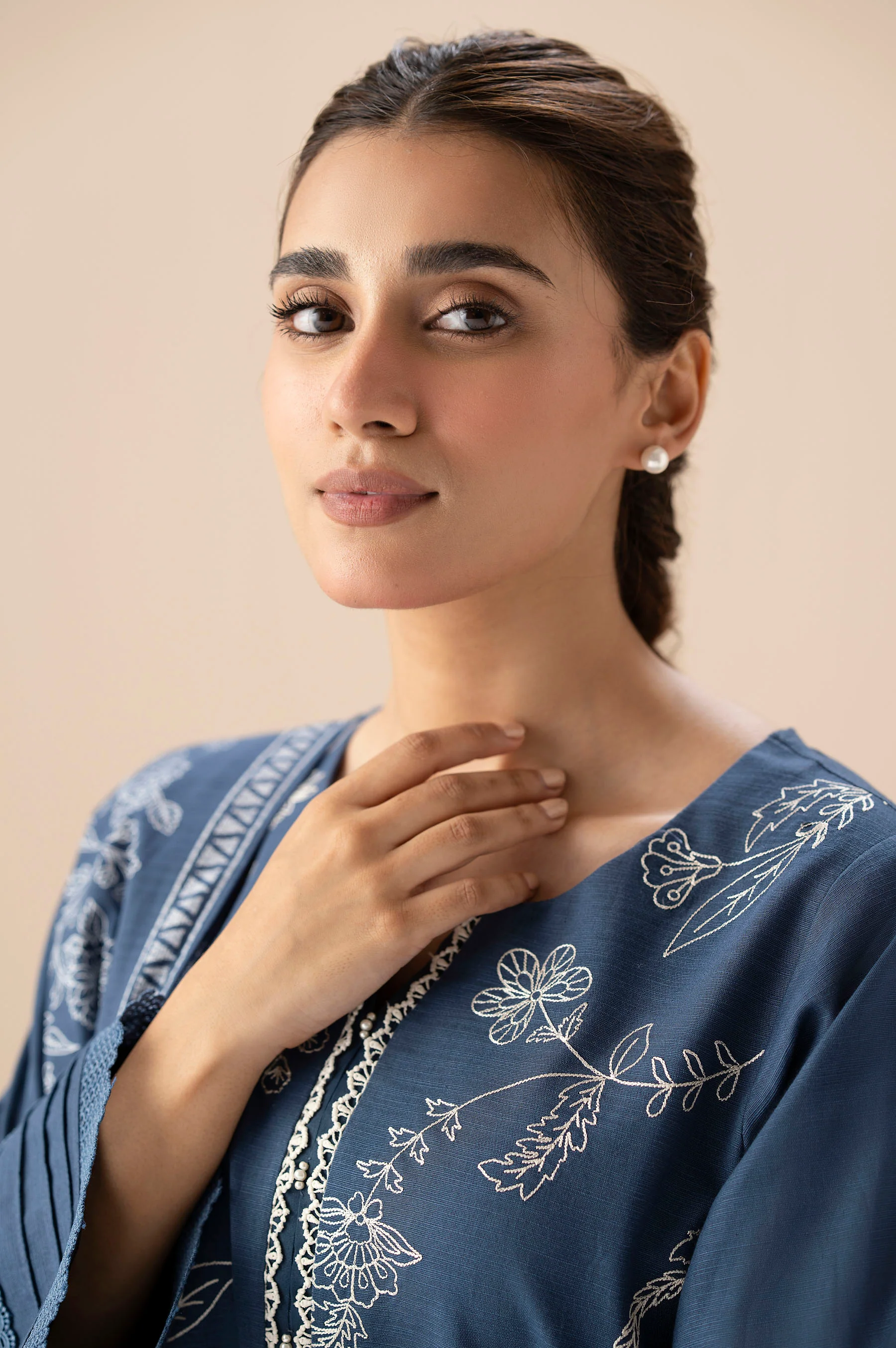 UNSTITCHED EMBROIDERED SUIT - Image 3