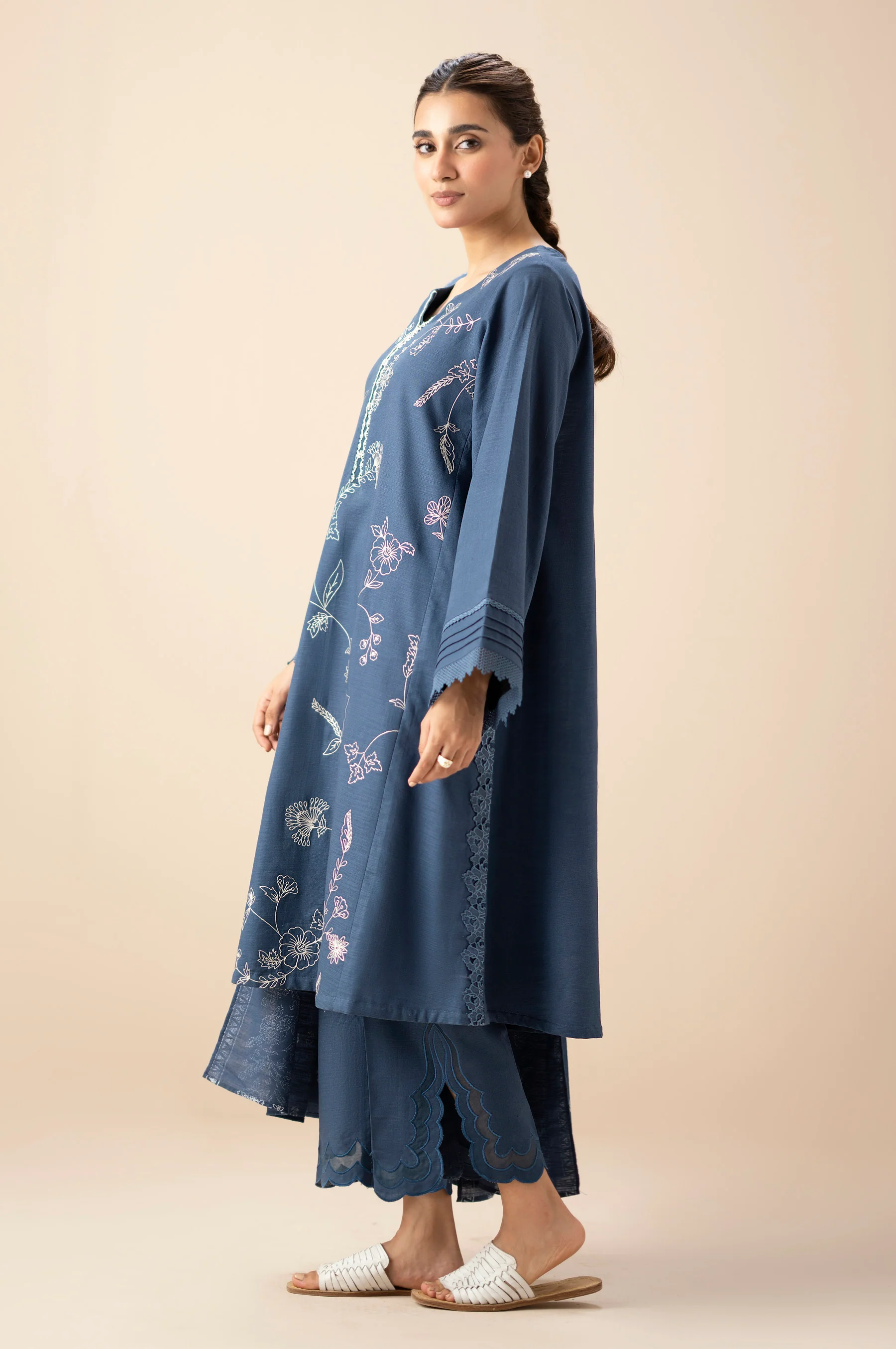 UNSTITCHED EMBROIDERED SUIT - Image 4