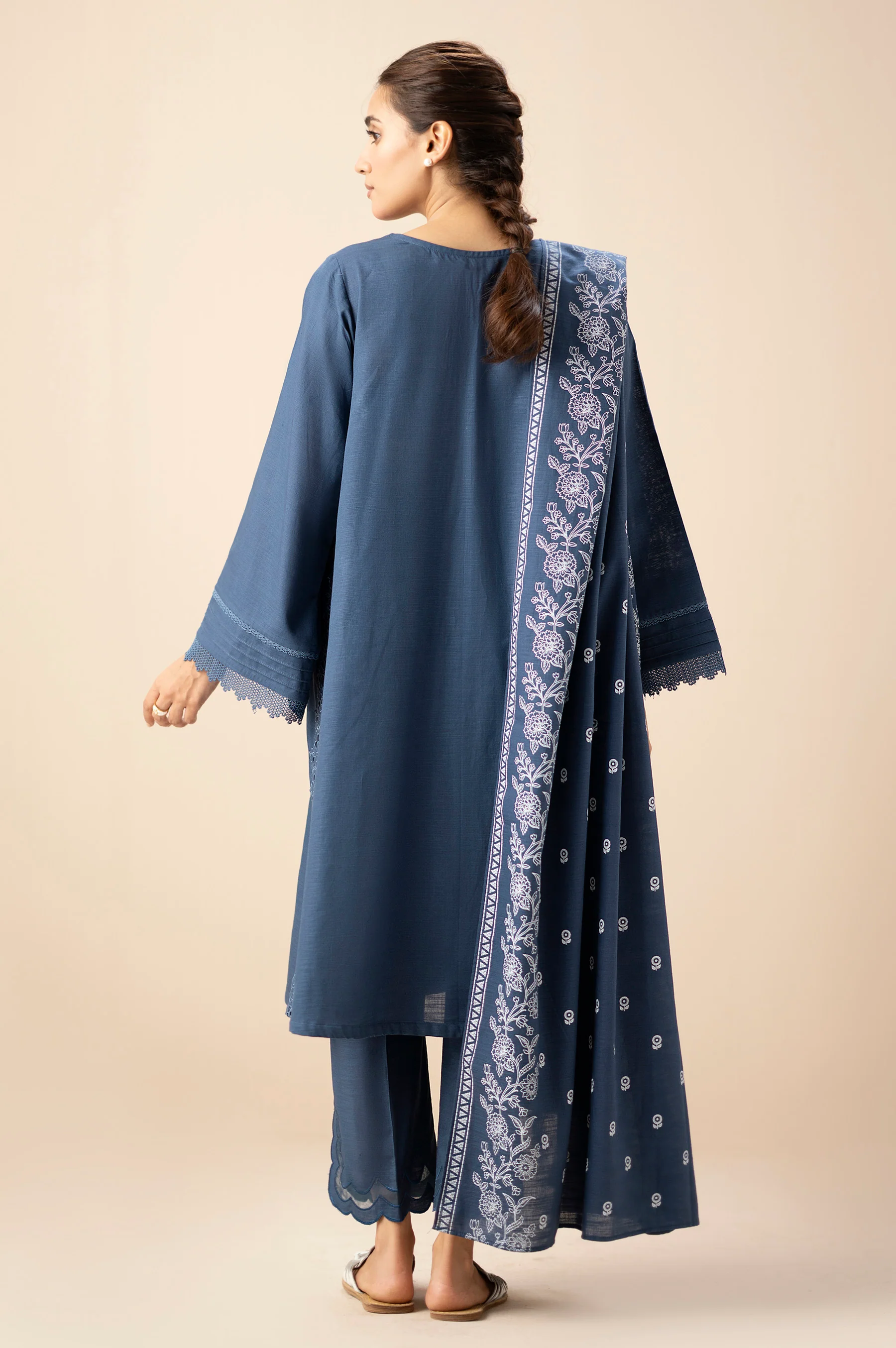 UNSTITCHED EMBROIDERED SUIT - Image 5