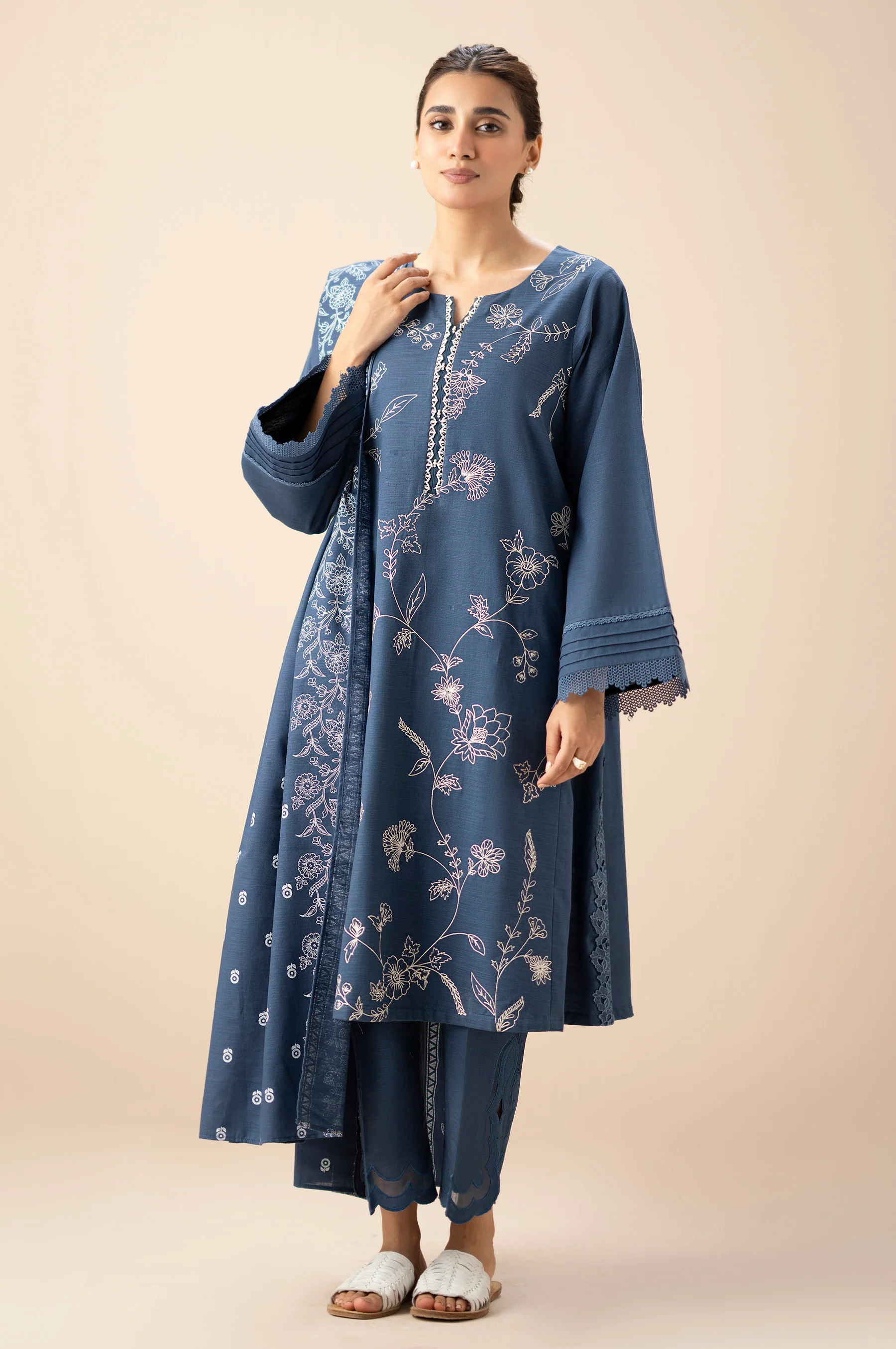 UNSTITCHED EMBROIDERED SUIT - Image 6