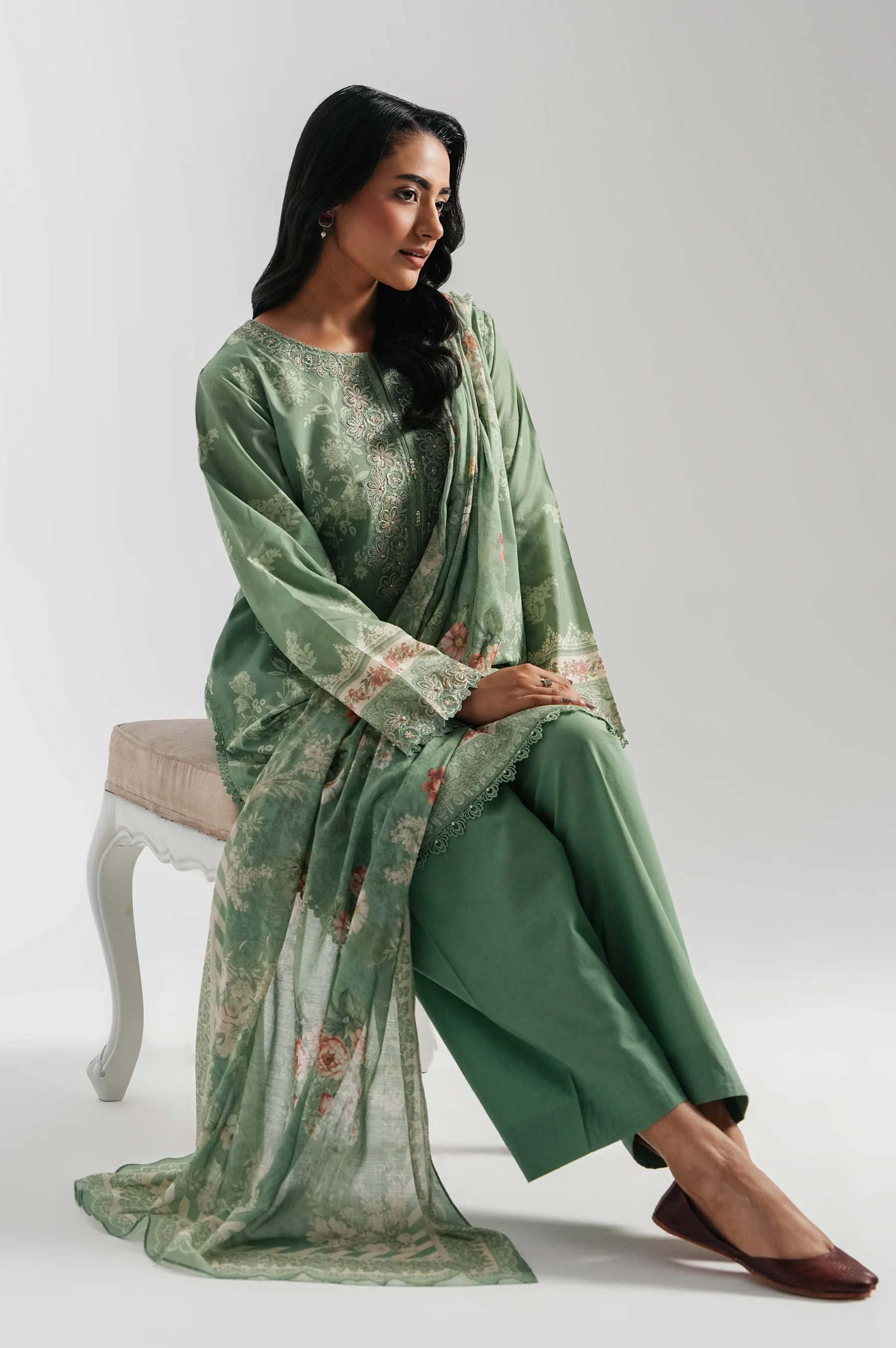 UNSTITCHED EMBROIDERED SUIT - Image 4