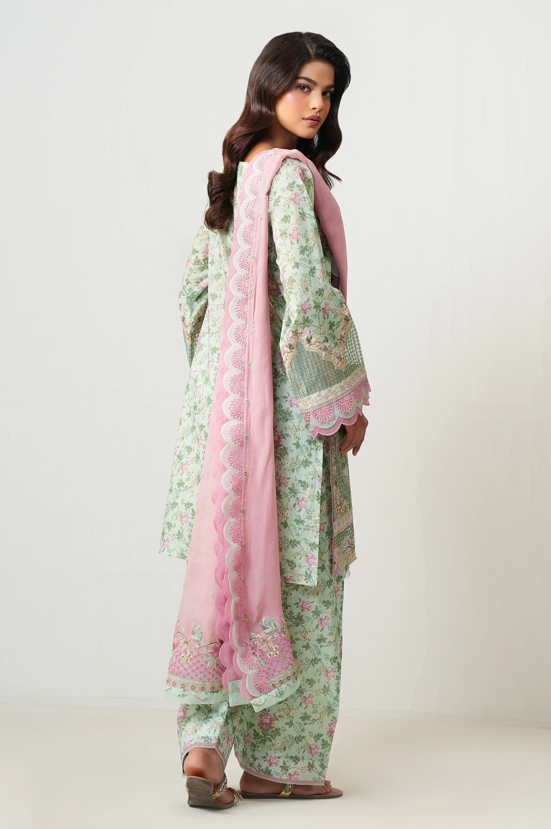 UNSTITCHED EMBROIDERED SUIT - Image 4