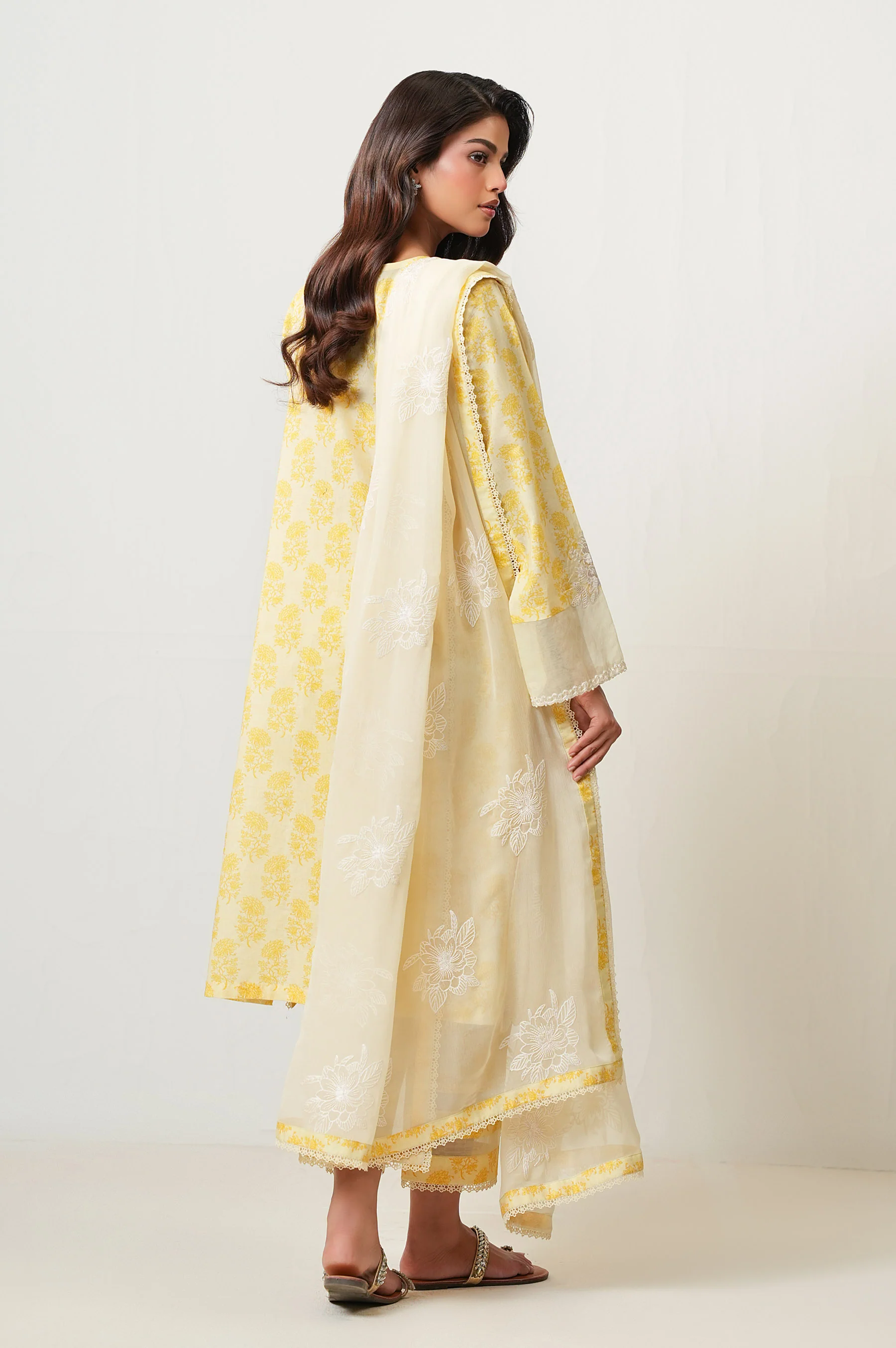 UNSTITCHED EMBROIDERED SUIT - Image 4