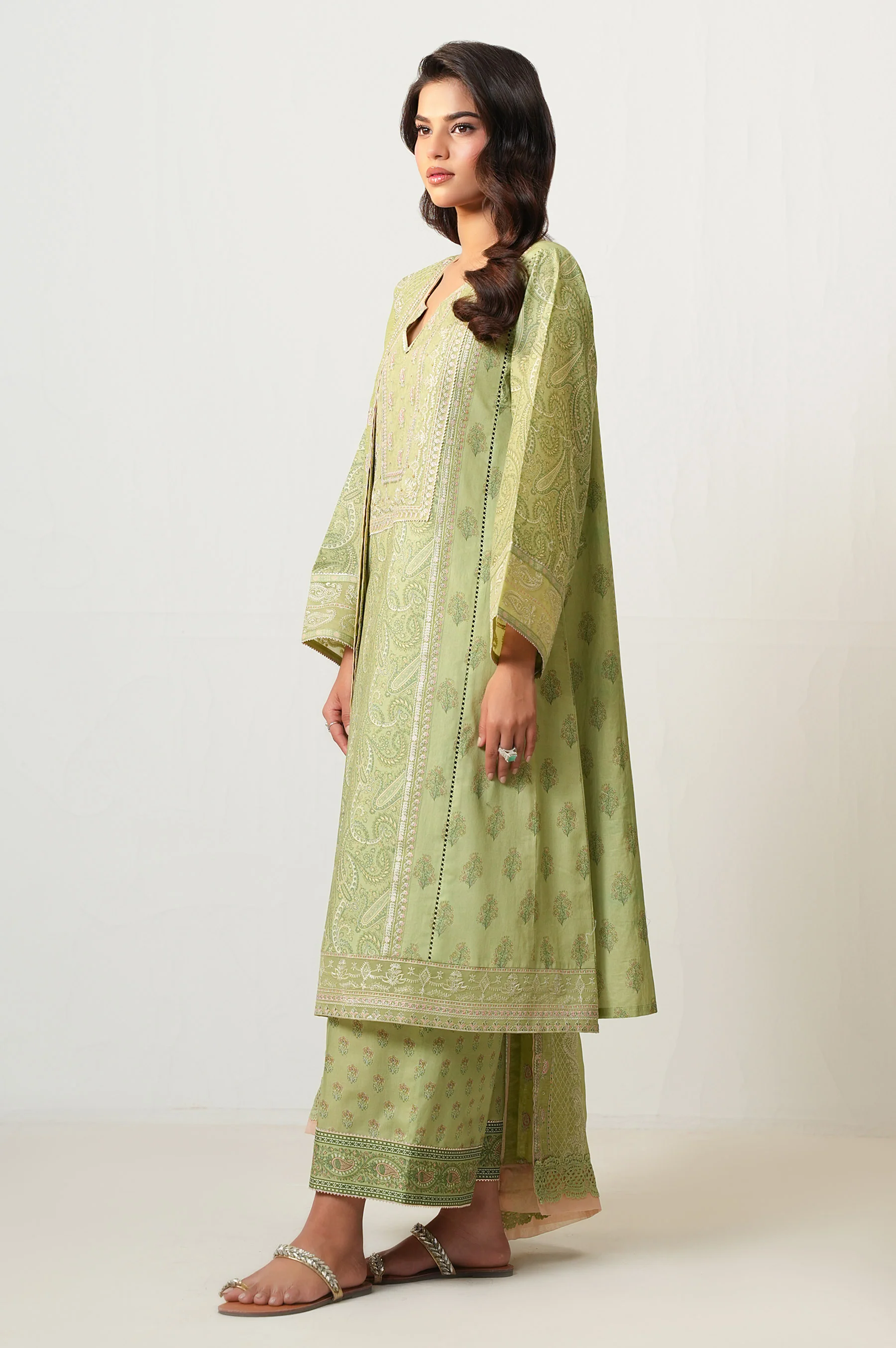 UNSTITCHED EMBROIDERED SUIT - Image 3