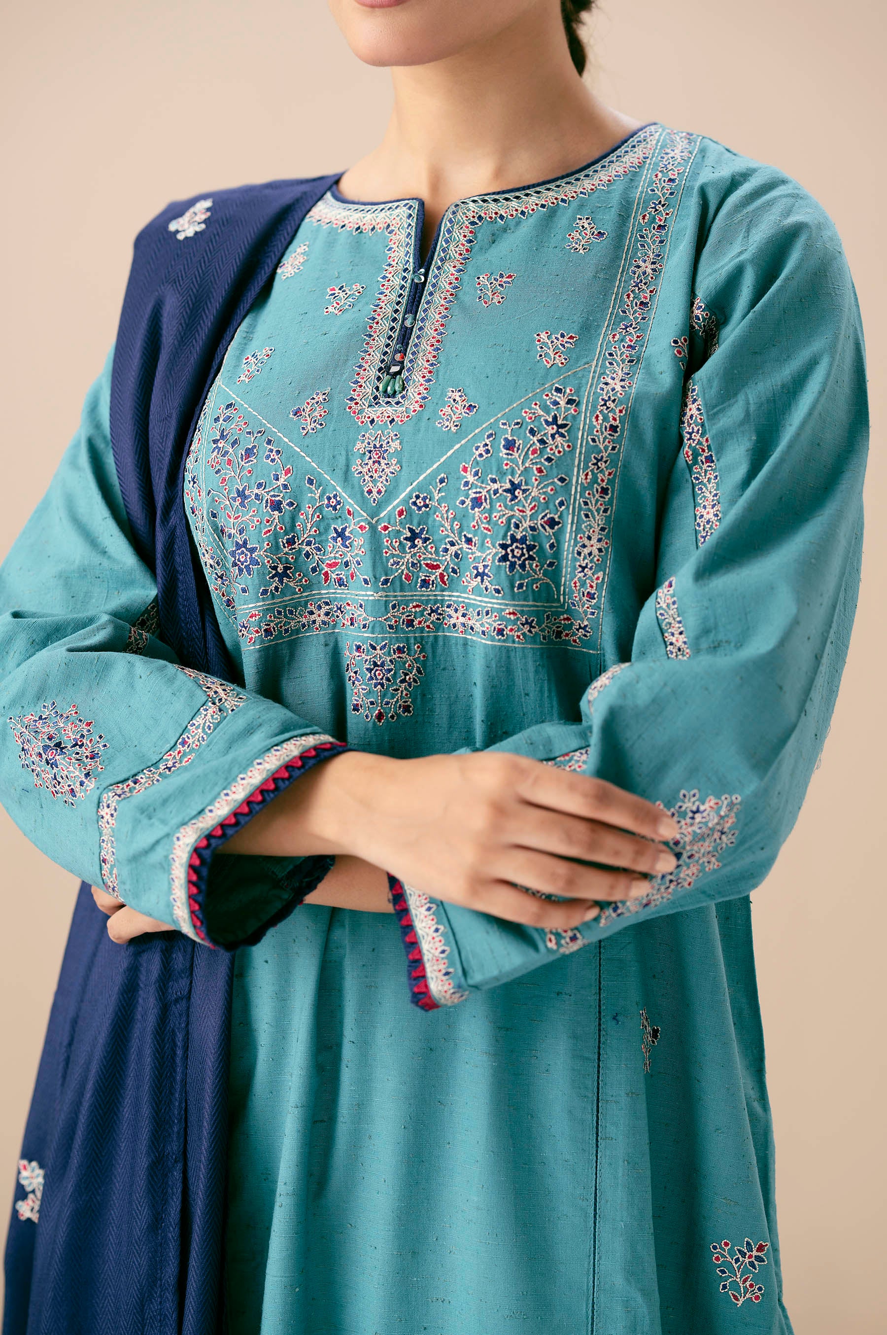 UNSTITCHED EMBROIDERED SUIT - Image 6