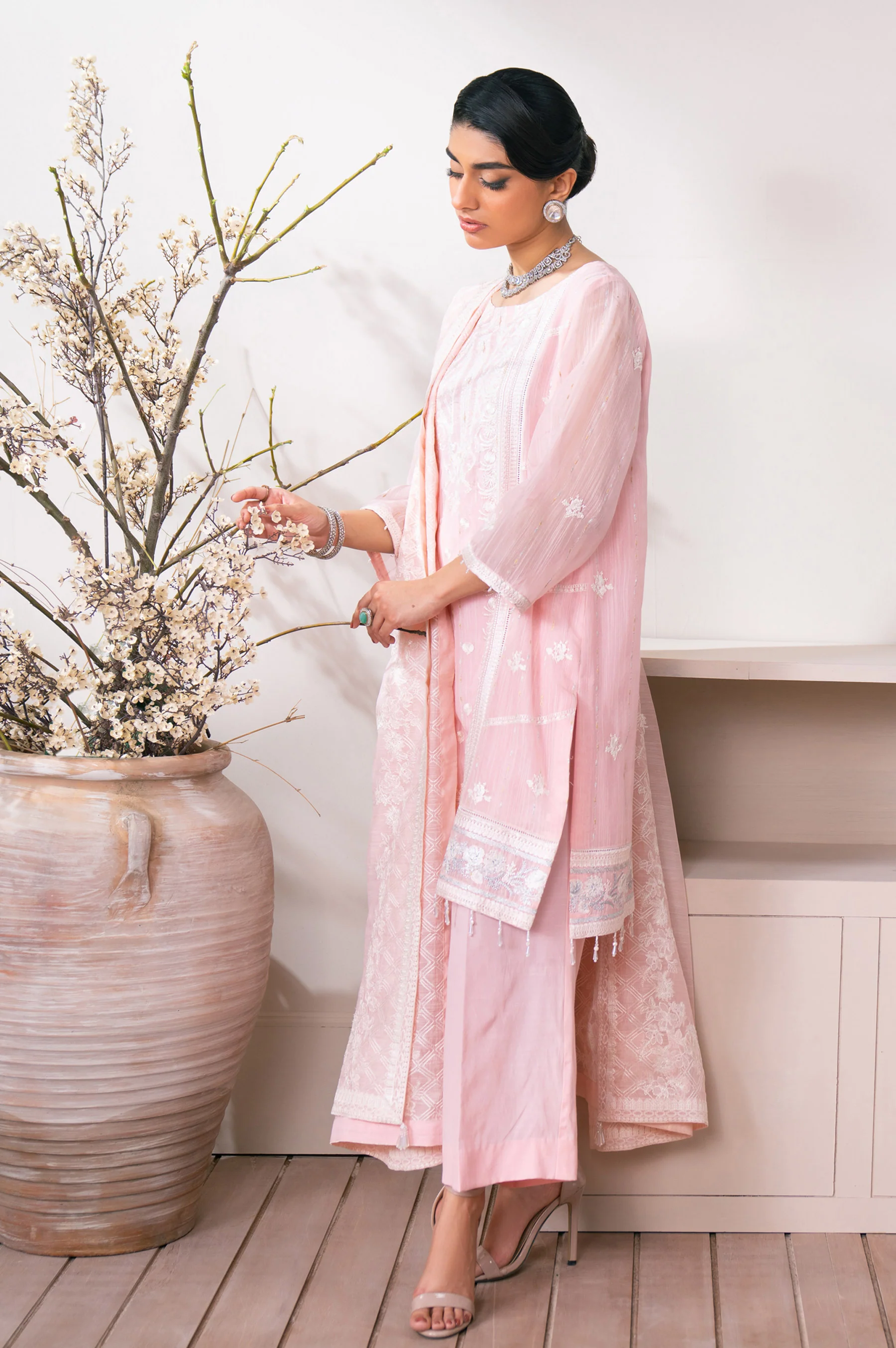UNSTITCHED EMBROIDERED SUIT - Image 4