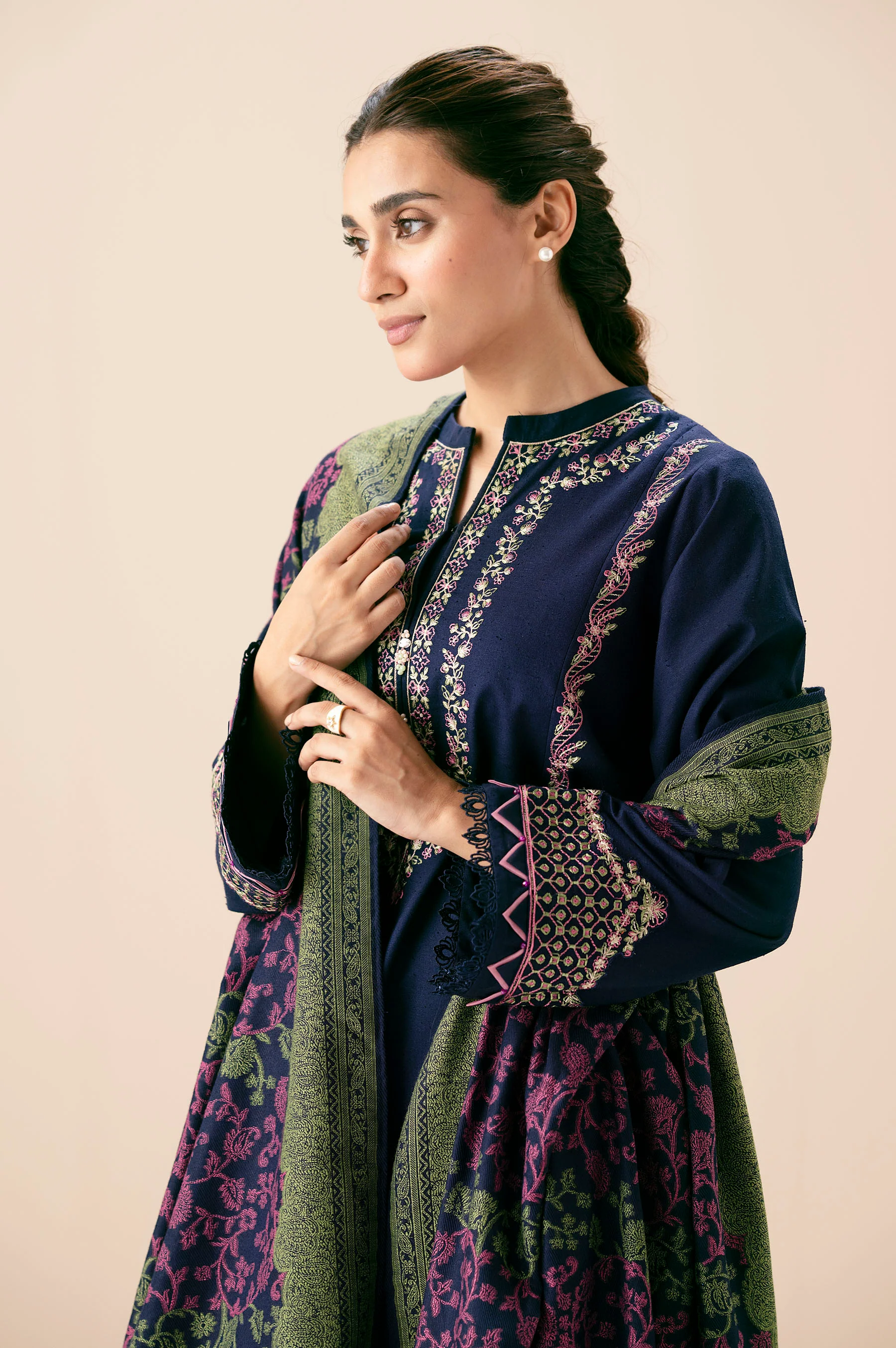 UNSTITCHED EMBROIDERED SUIT - Image 4