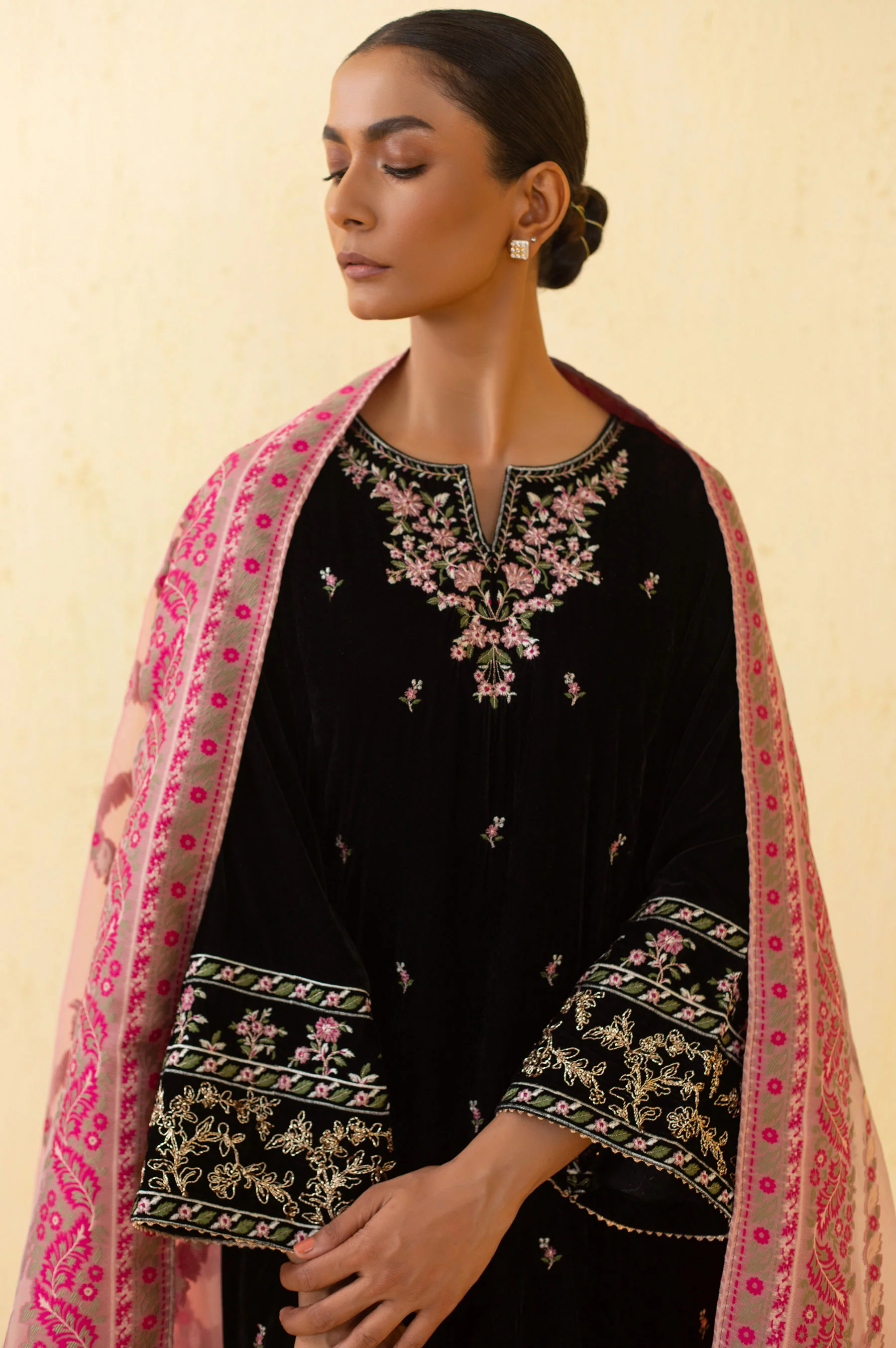 Unstitched 3 Piece Embroidered Velvet Suit - Black - Image 4