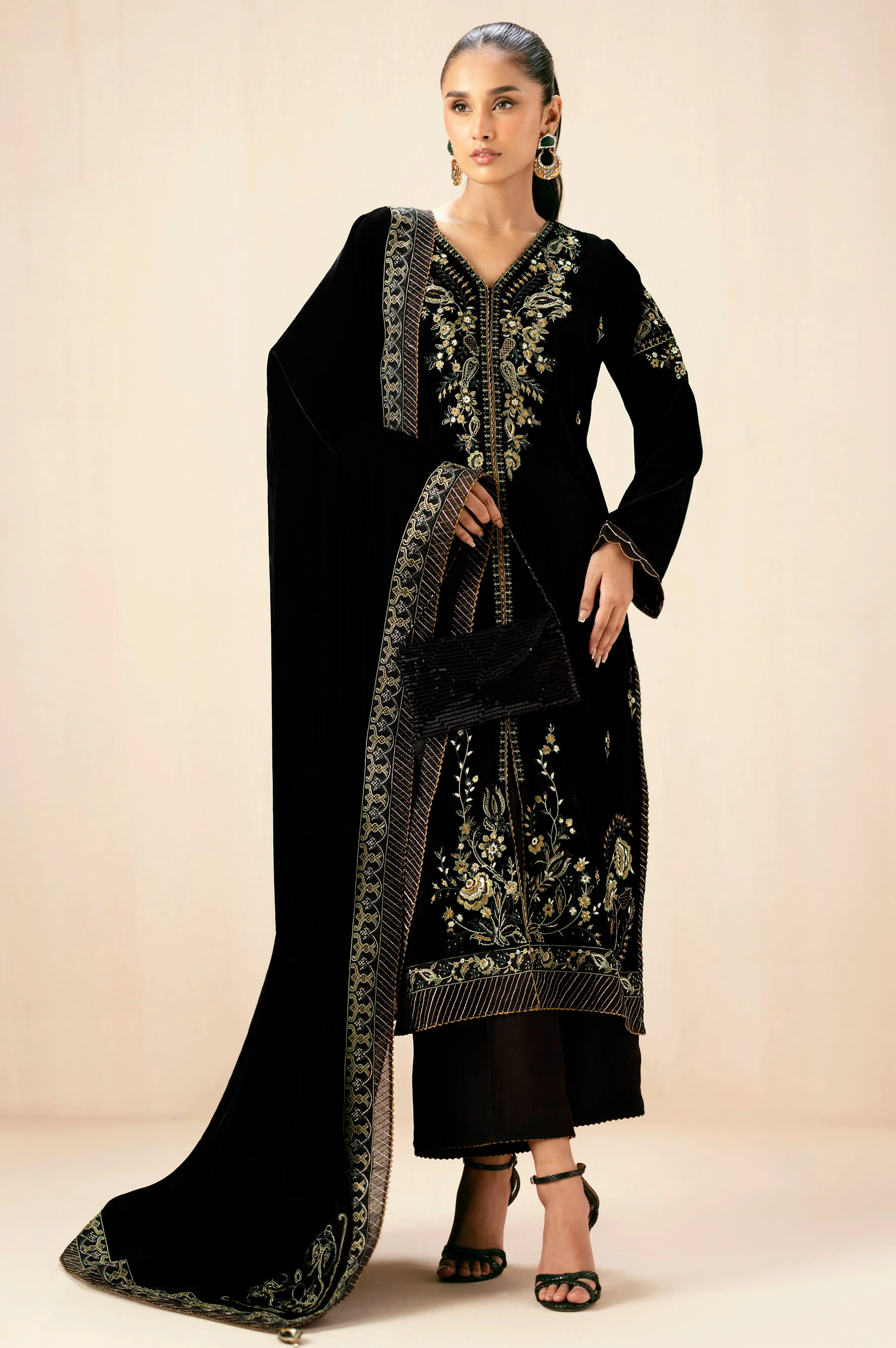 Unstitched 3 Piece Embroidered Velvet Suit - Black - Image 3