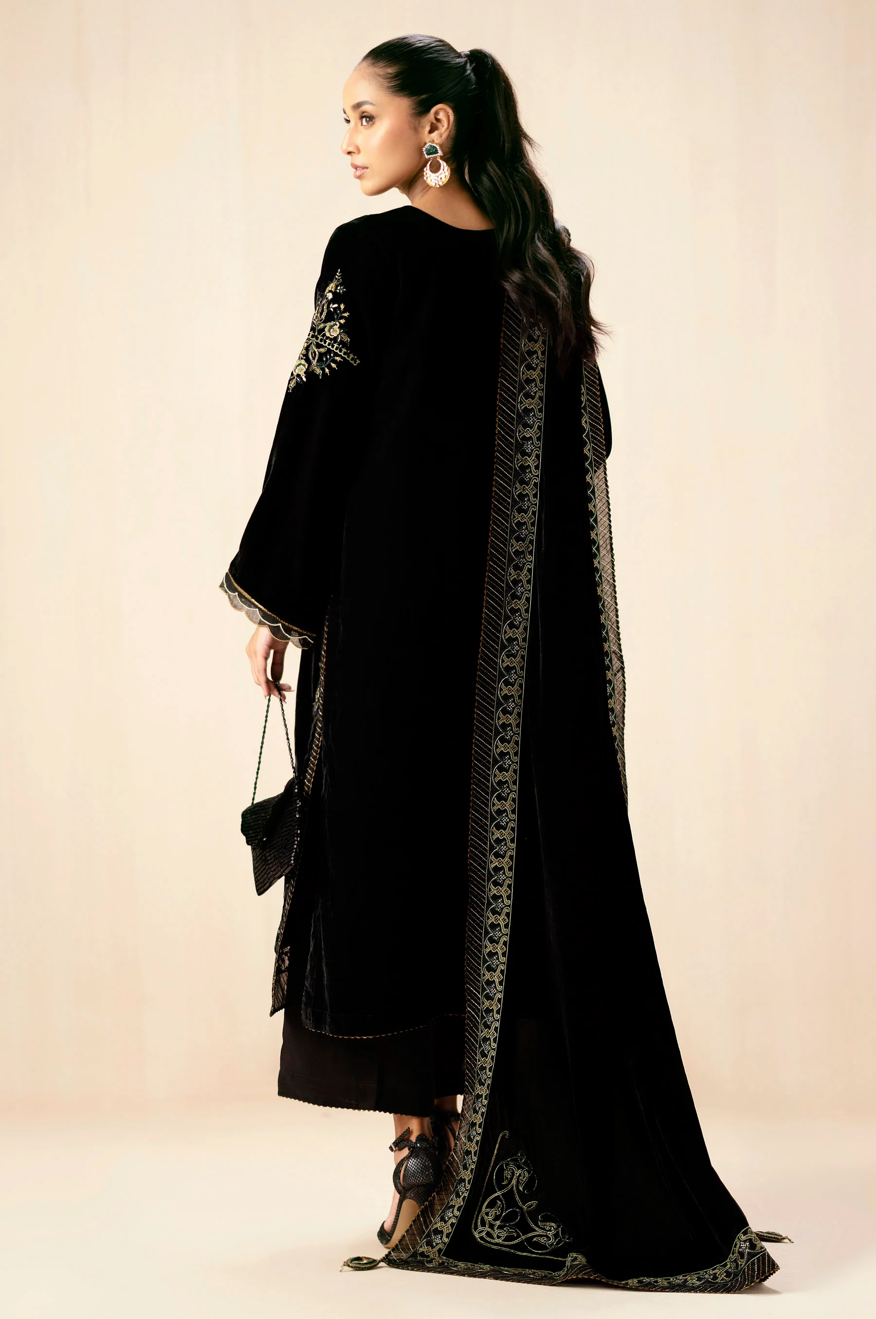 Unstitched 3 Piece Embroidered Velvet Suit - Black - Image 4