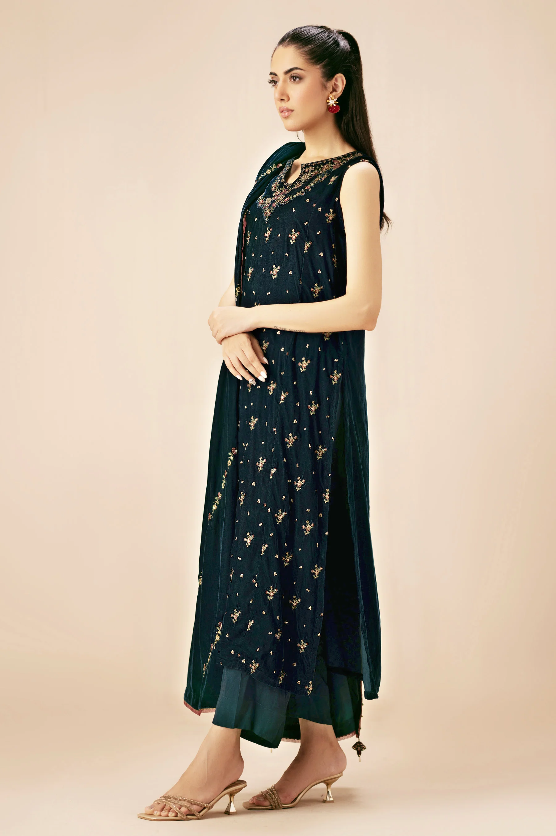 UNSTITCHED EMBROIDERED SUIT - Image 3