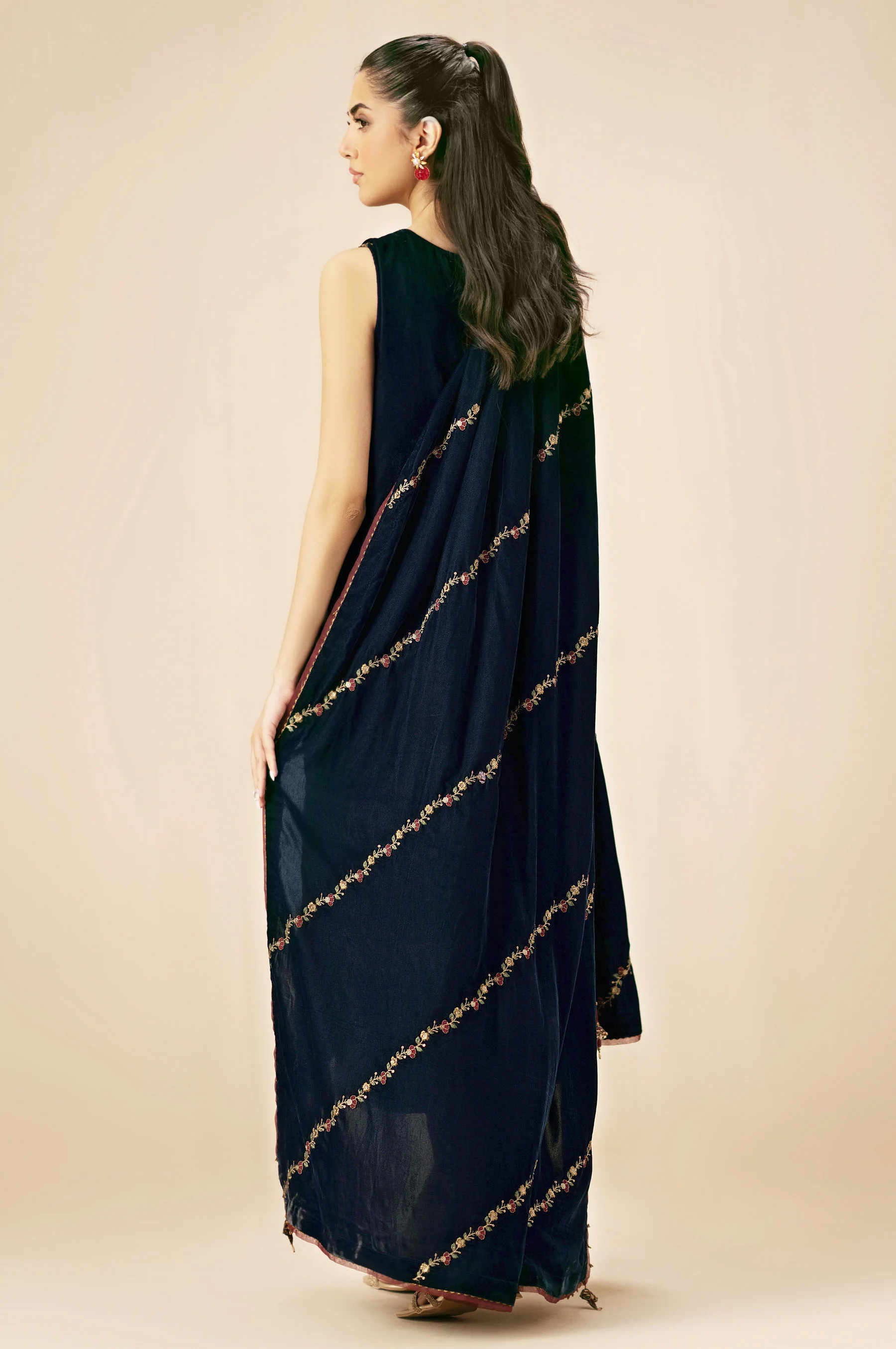 UNSTITCHED EMBROIDERED SUIT - Image 4