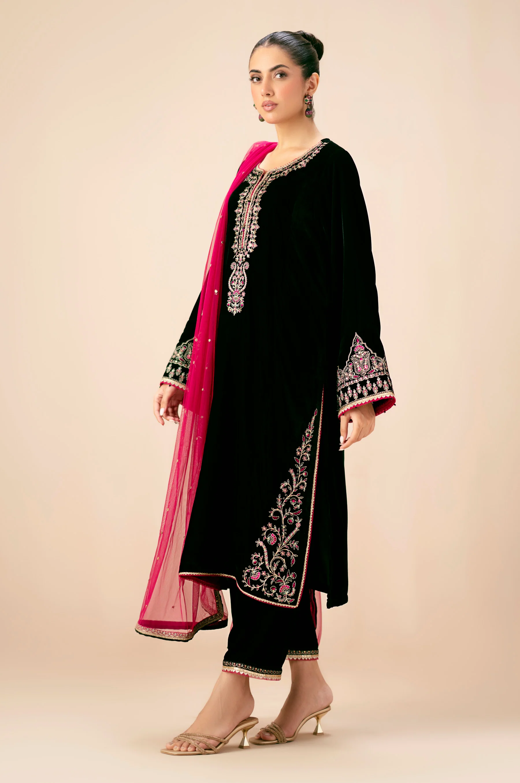 UNSTITCHED EMBROIDERED SUIT - Image 4