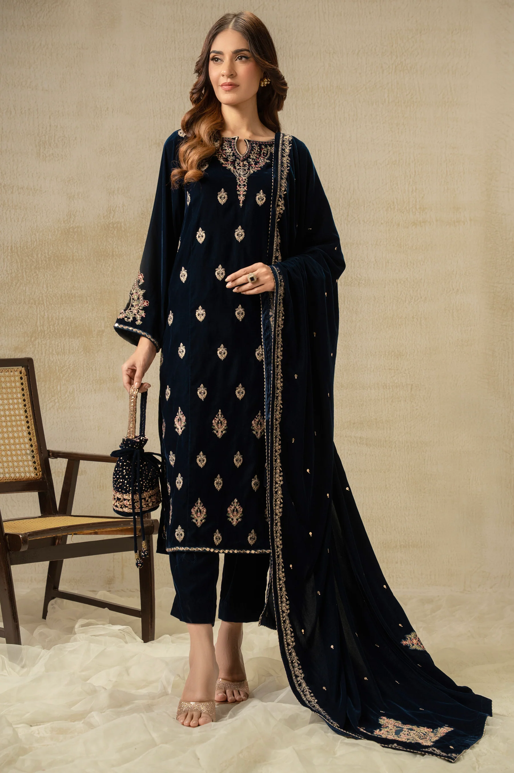 UNSTITCHED EMBROIDERED SUIT - Image 5