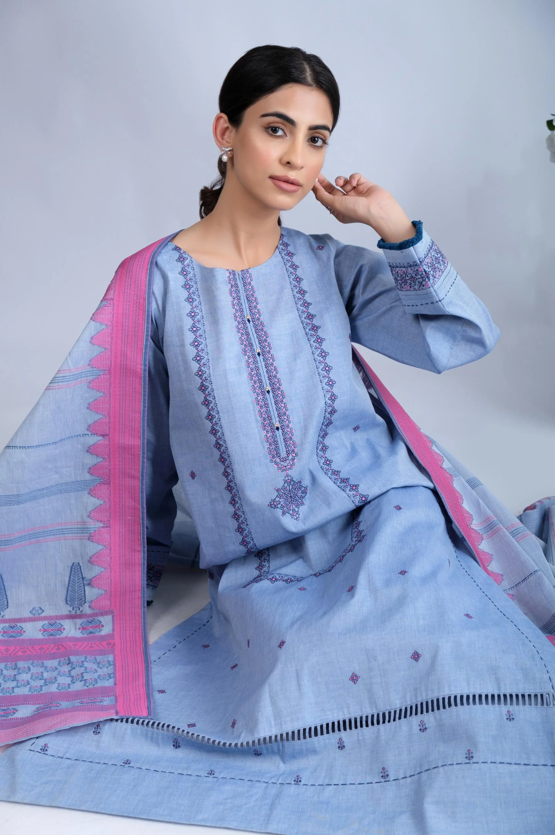 Unstitched 3 Piece Embroidered Yarn Dyed Jacquard Suit - Image 3