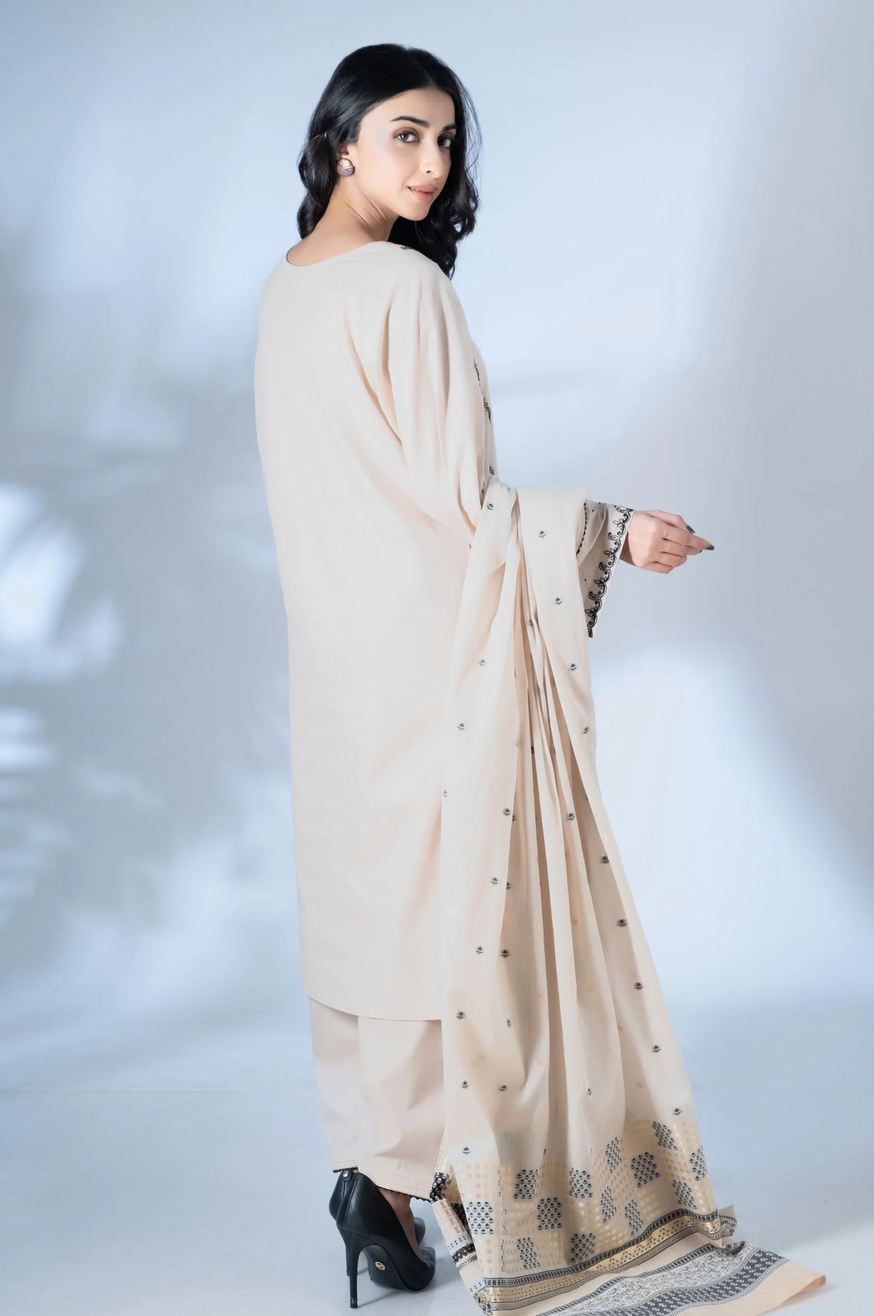 Unstitched 3 Piece Embroidered Yarn Dyed Jacquard Suit - Image 6