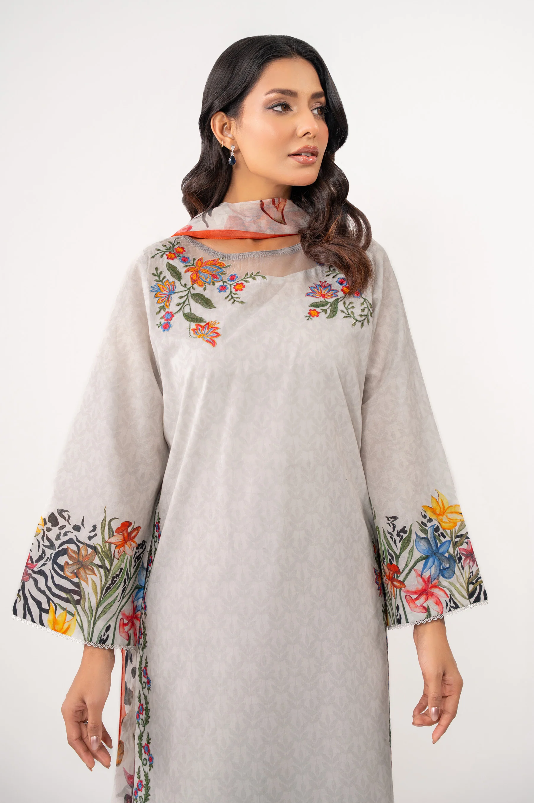 EMBROIDERED LAWN UNSTITCHED 3 PIECE SUIT - Image 3