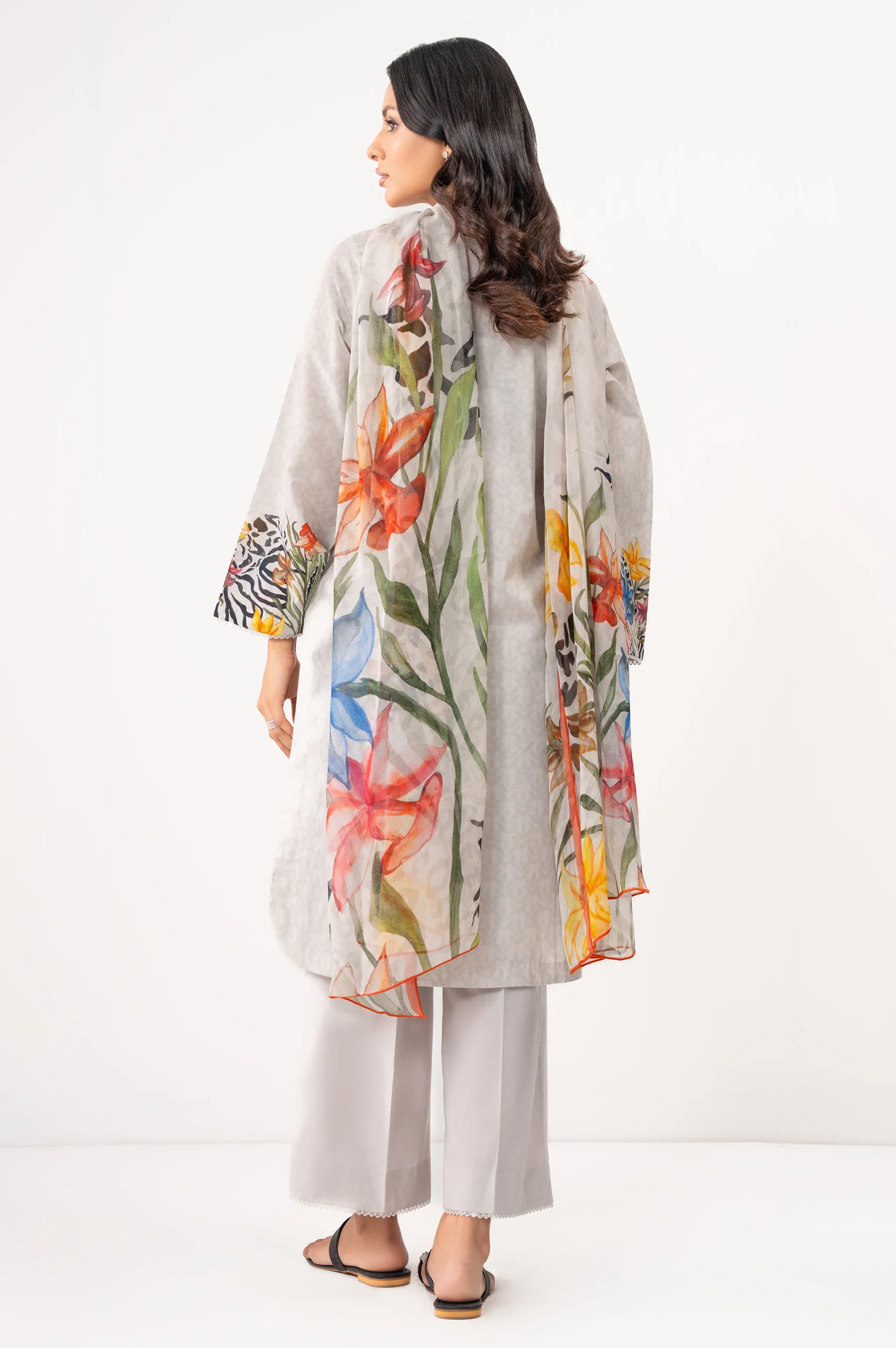 EMBROIDERED LAWN UNSTITCHED 3 PIECE SUIT - Image 4